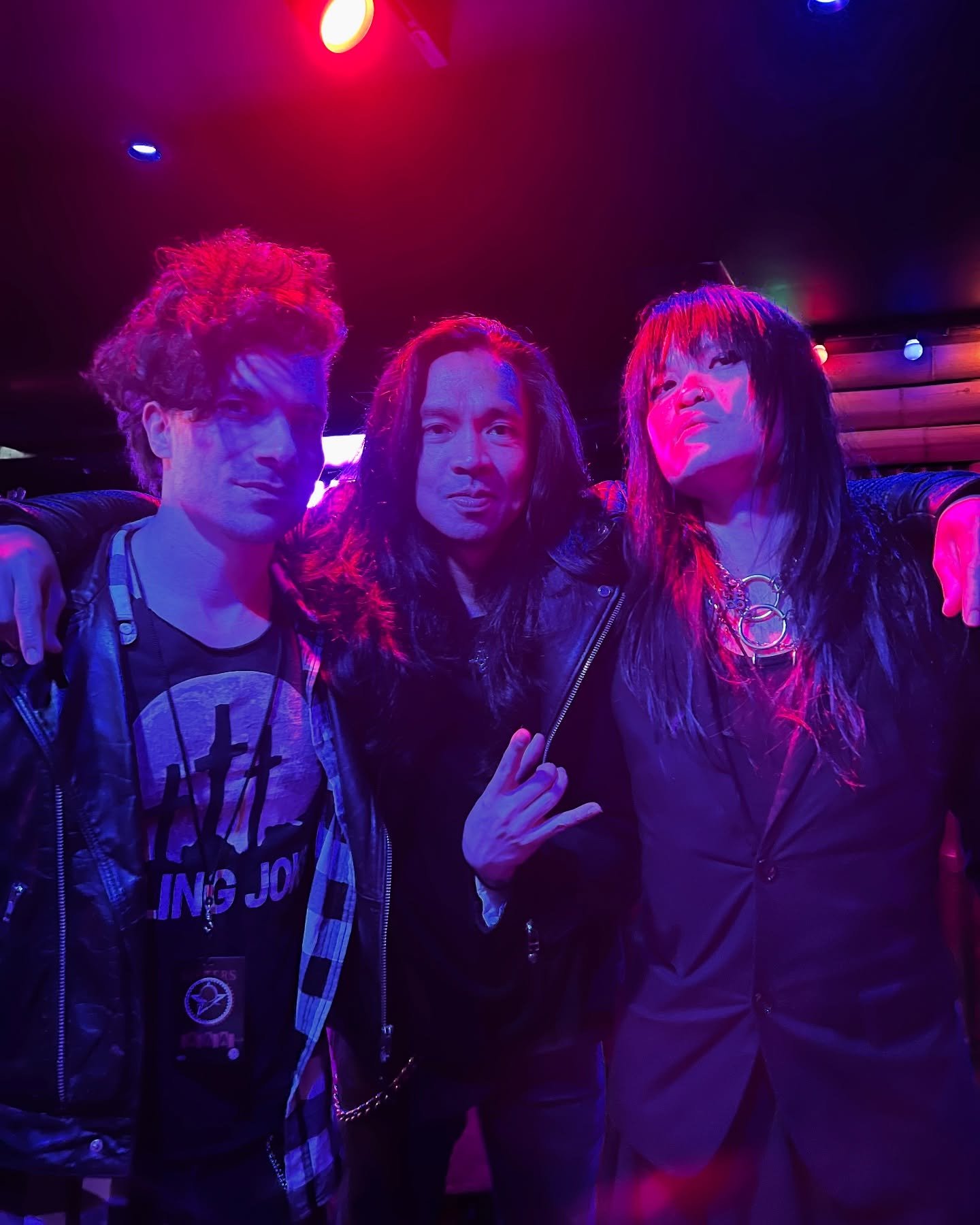 Great to see The Sisters of Mercy last night. I think these two should form their own bands&hellip;and ask me to play drums for them. 🙄

@diamondblackofficial @espritdairofficial 
#drums #drummer