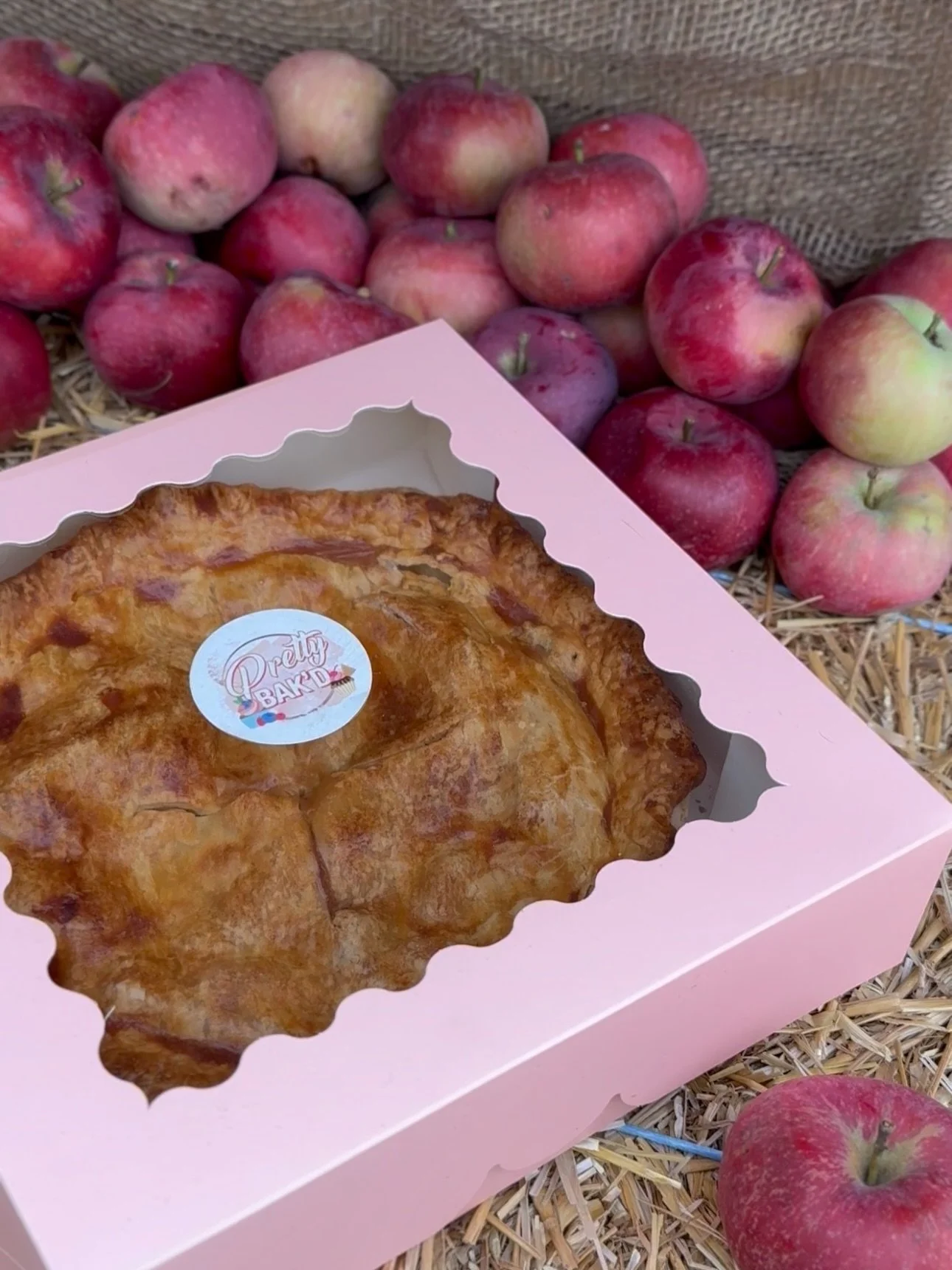 Get ready for a little holiday magic&hellip; in dessert form! 🍎🥧 Here&rsquo;s a sneak peek at the incredible apple pies that @prettybakdbakery is baking up for our Winter Market!

She&rsquo;s joining us for the entire weekend with her beloved pies,