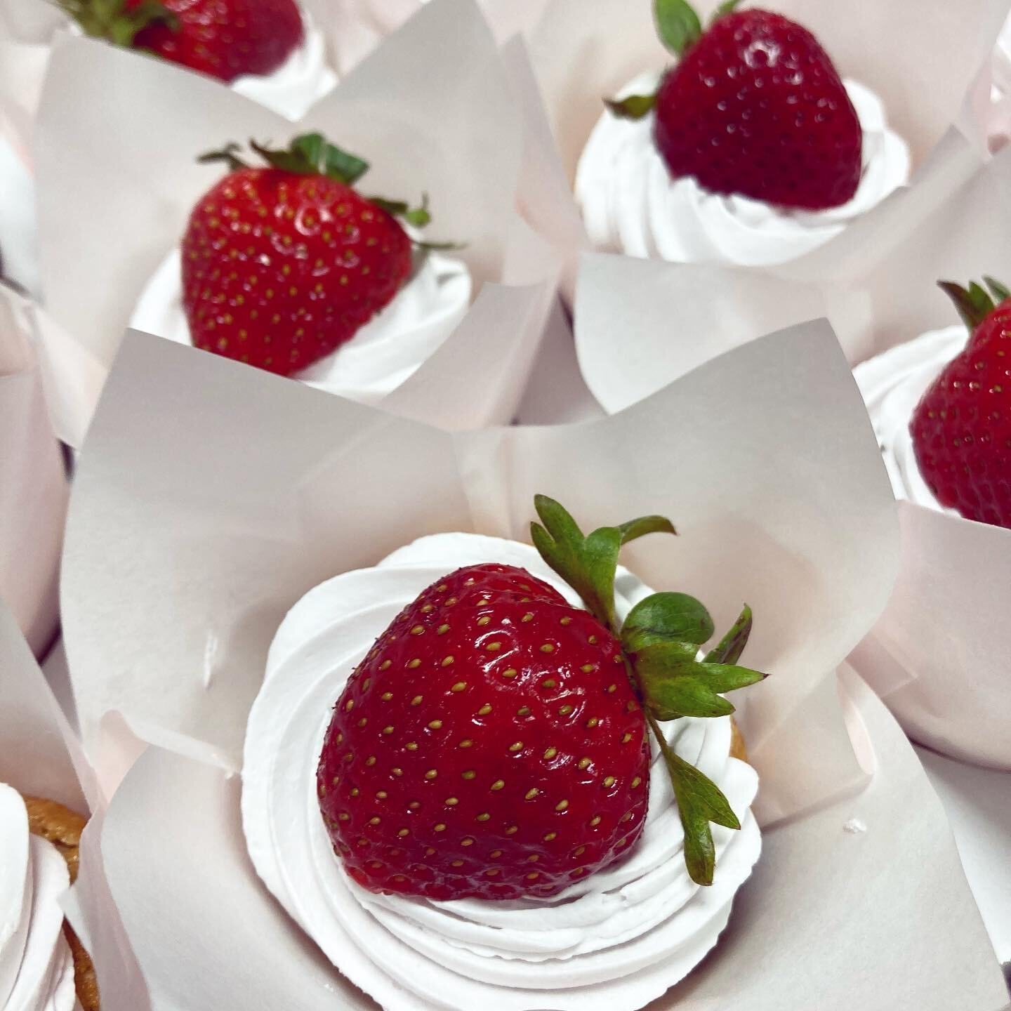 Summer fruit.
1, Strawberry Cassata cupcakes 🍓
2, an experiment in progress. Look for a Peach Frangipane tart next weekend!🍑

#glutenfree #vegan #clevelandvegan #clevelandglutenfree