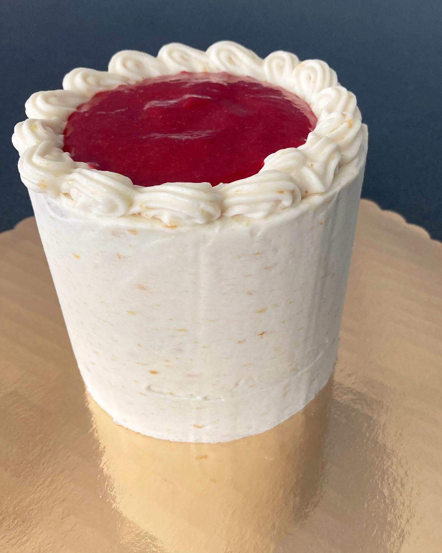 The September menu is up on our website philomenabakeshop.com/menu and it features the Raspberry Peach Dream cake! All the fruit in this cake came from Rittman Orchards 🍑🍏

#glutenfree #vegan

Just as a reminder, we bake only to order (some day, ho