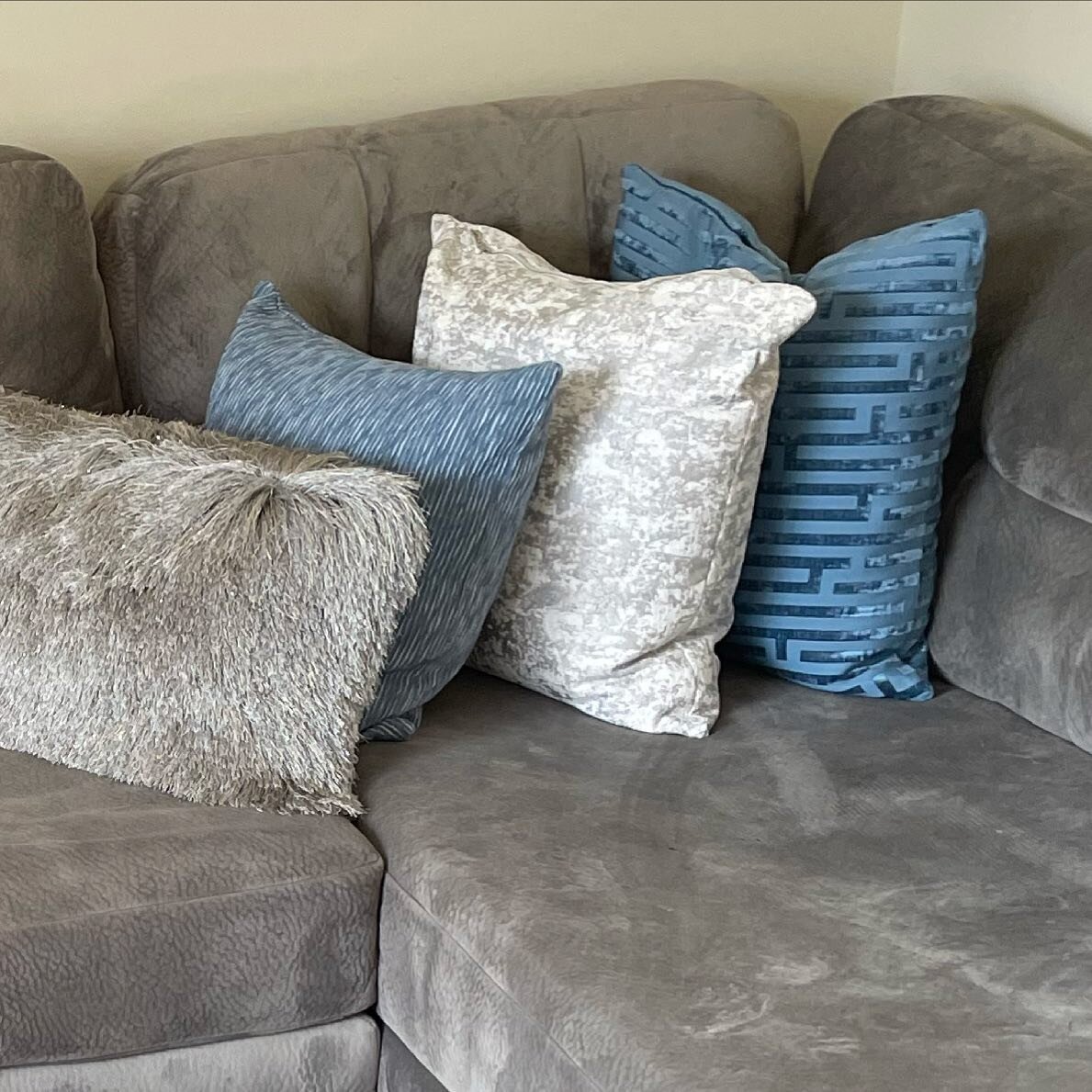 I love this blue &amp; grey combo. 
Our Dove 🕊&amp; Jewel 💎 pillow are available online 

Shop⤵️
www.elevateddecorcollection.com

#pillows #pillow #decorativepillows #pillowcase #pillowcovers #bluedecor #homedecor #livingroomdecor #greyfurniture #g