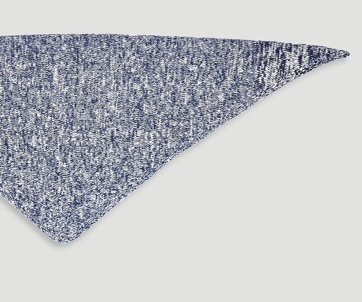 AW-25-60-%2528-OPENED%2529-TRIANGLE-SCARF---55-X-150-%2528-CM-%2529-_-6-PLY-CASHMERE-_-COLOR-MIDNIGHT-%2526-IVORY--_-CIF-%25EF%25BF%25BD-91.00-_-EU-109-%25E2%2582%25AC.jpg