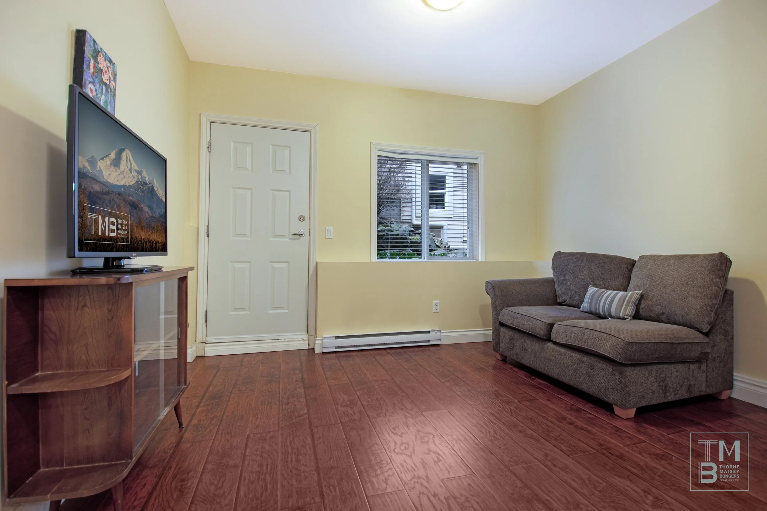 31 suitelivingrm.jpg