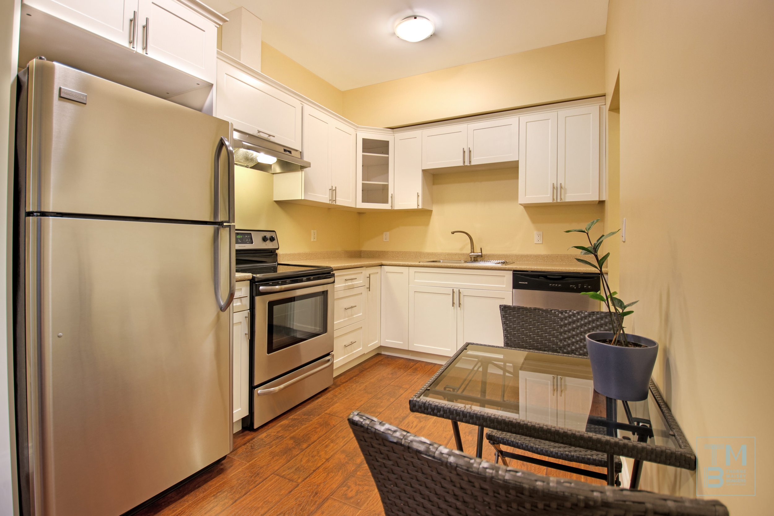 32 suitekitchen1.jpg