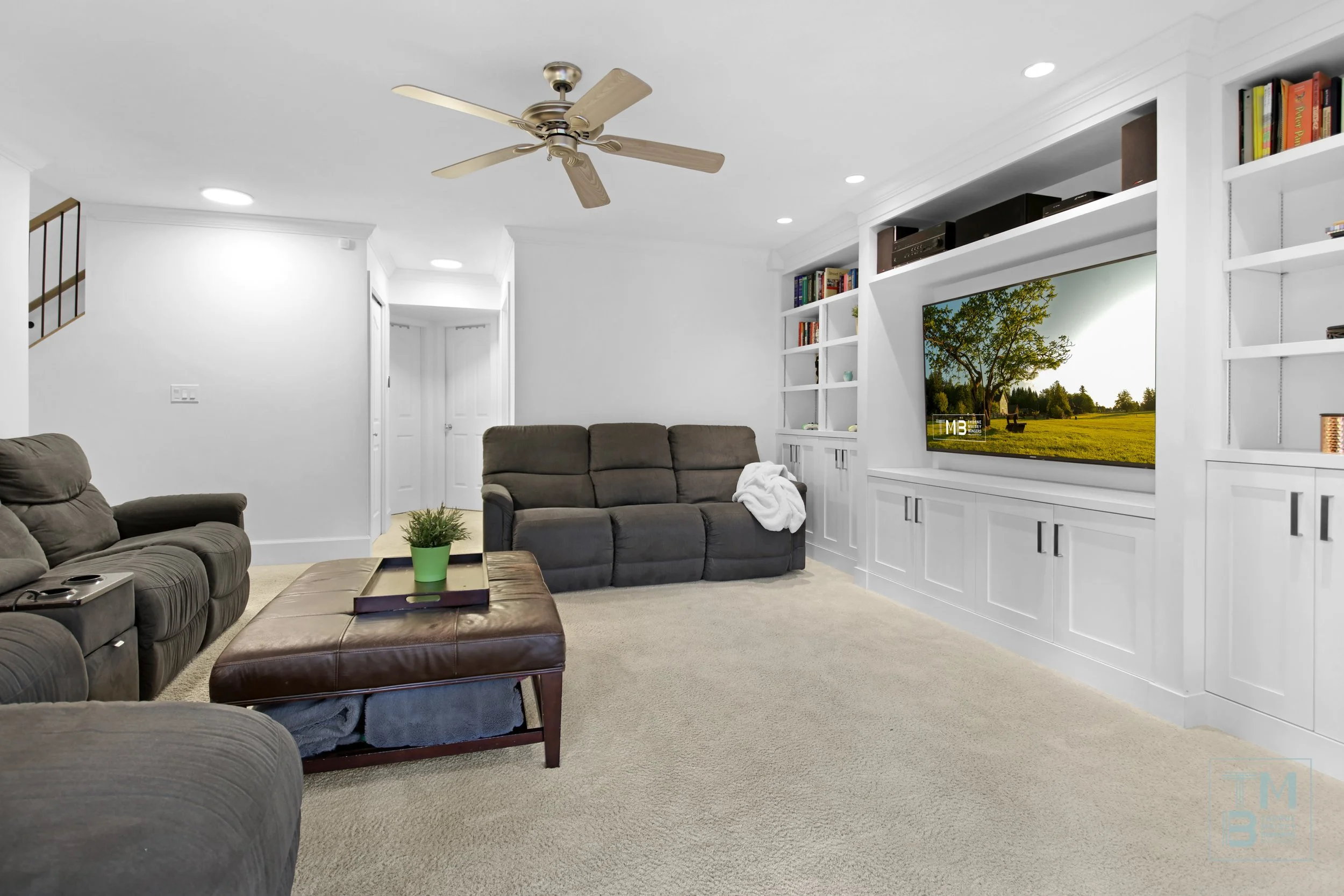 21 LivingRm1.jpg