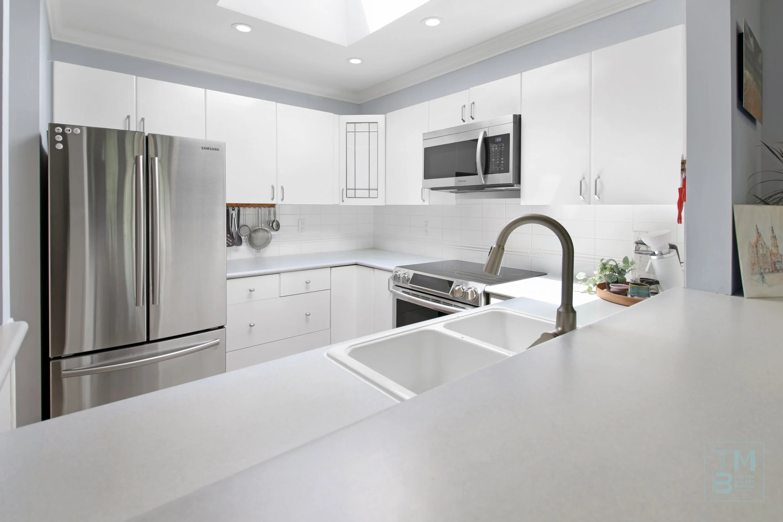 6 Kitchen.jpg