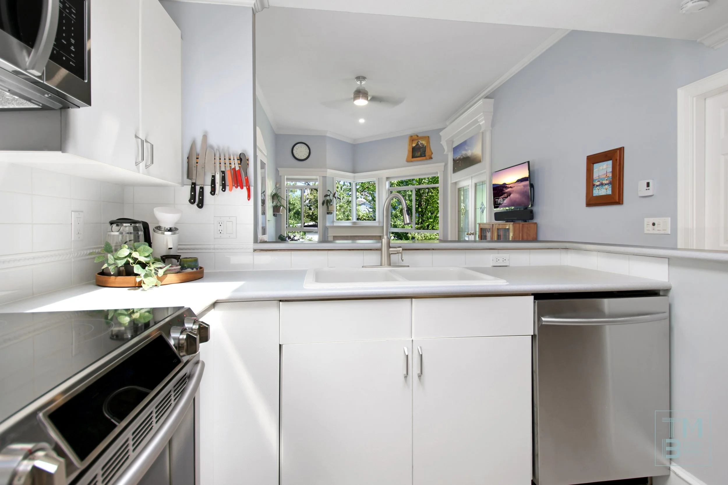 8 Kitchen2.jpg