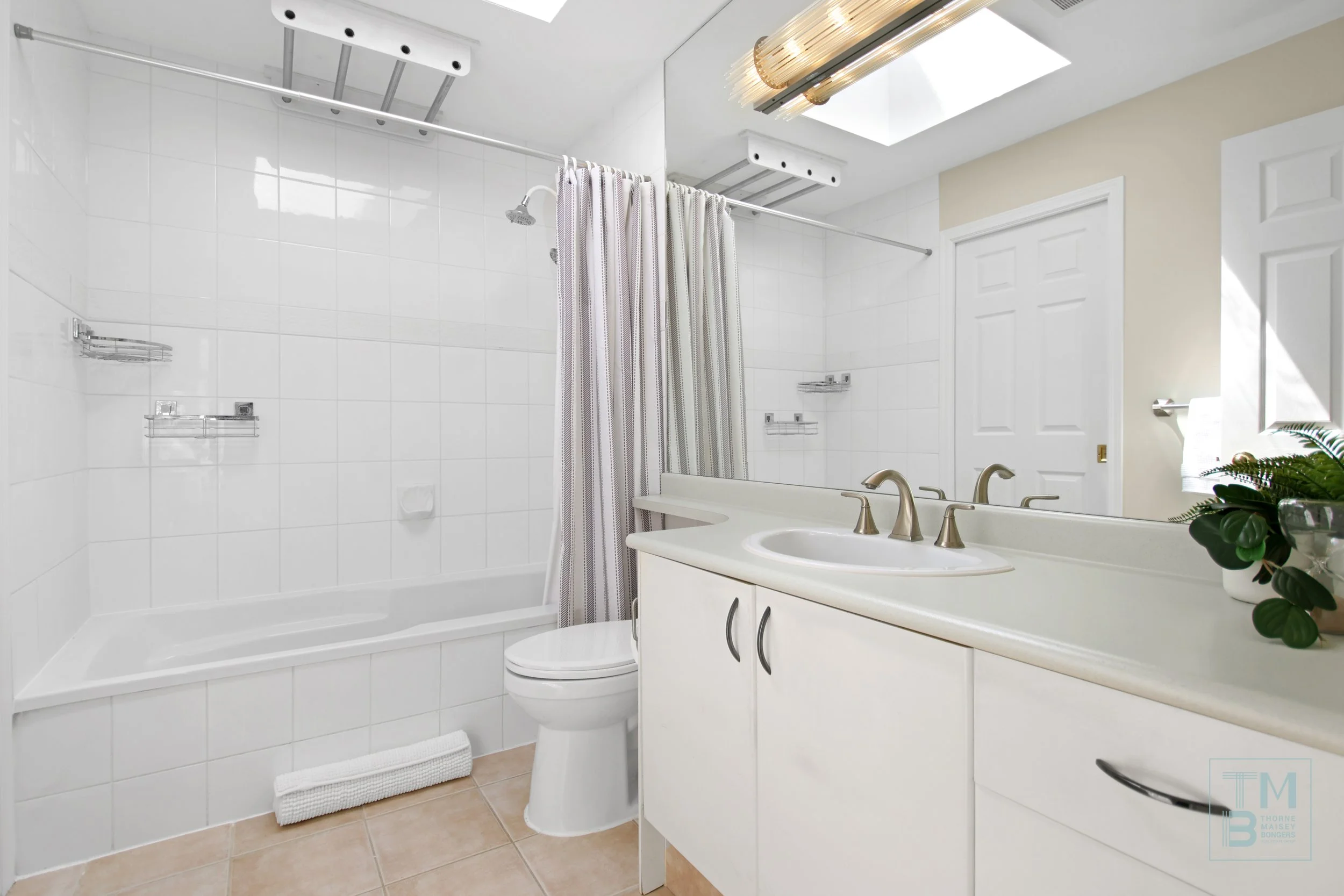 23 Bathroom.jpg
