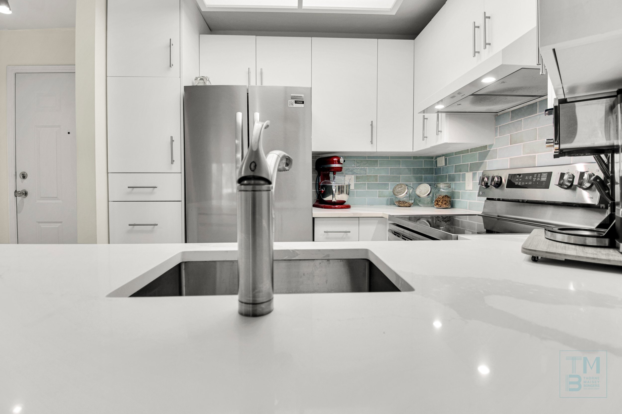 7. Kitchen1.jpg