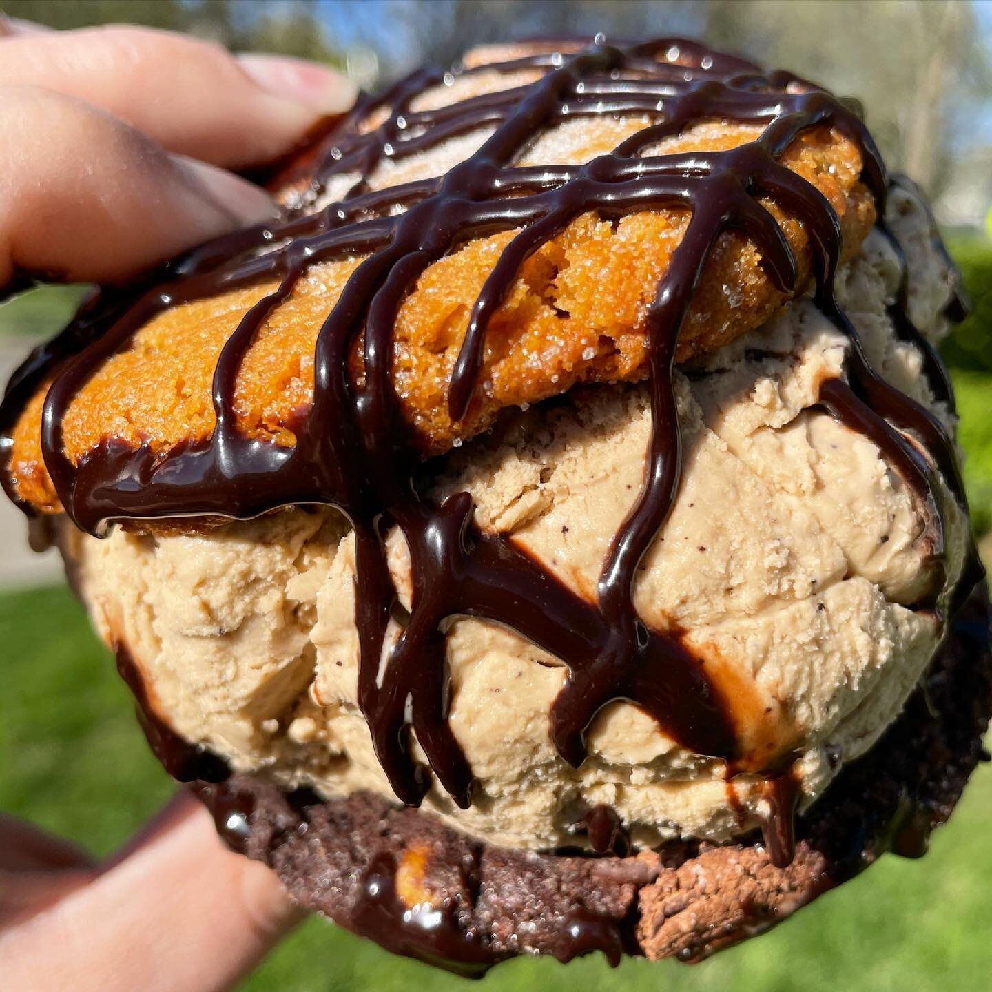 Attention coffee lovers: you can now get your caffeinated coffee fix as an ice cream cookie sandwich! 📷 Peanut butter cookie on top, chocolate chocolate chip cookie on the bottom with espresso crunch Ice cream and a dark chocolate drizzle ☕️ 🍦🍪 #n