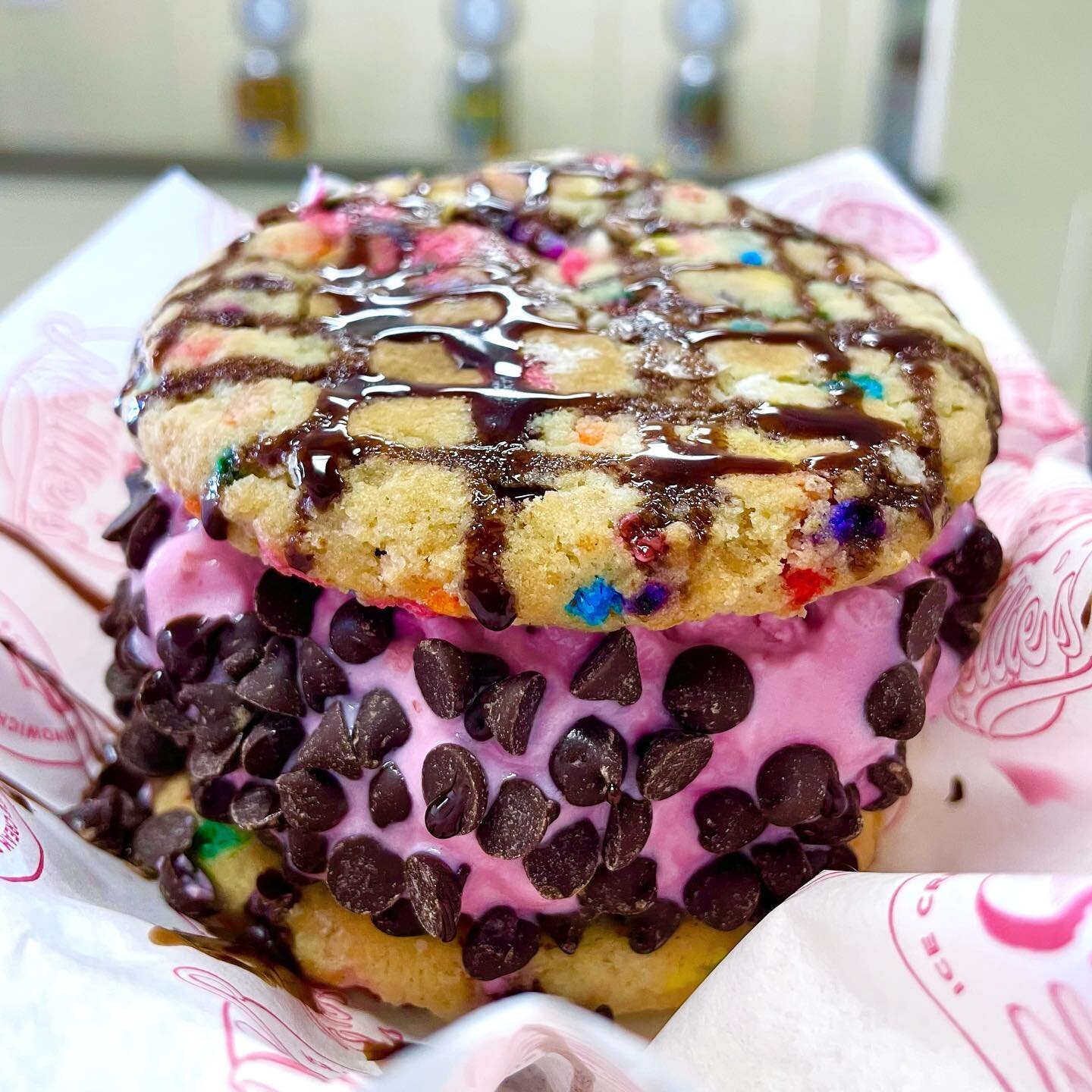 If our math is right&hellip; with 7 cookie options (mix and match top and bottom), 22 ice cream flavors, and 4 topping options, there are 4,312 total combinations for cookie sandwiches. What will your custom combo be?! #isthatmathright? #theydidthema