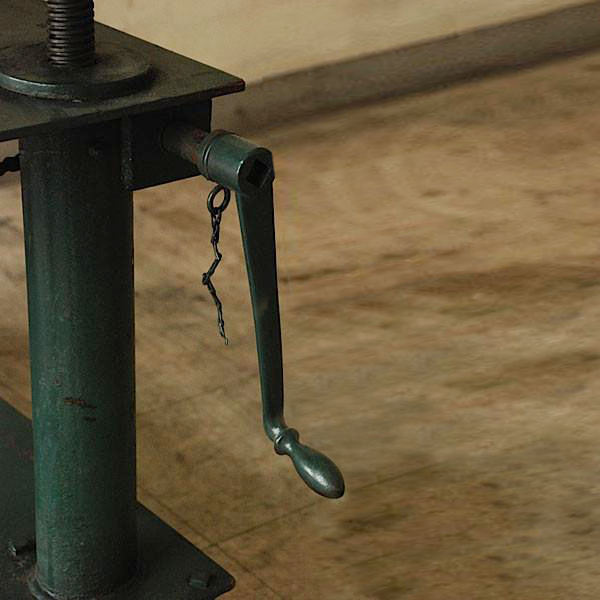 american_industrial_elevating_table_13_squared.png