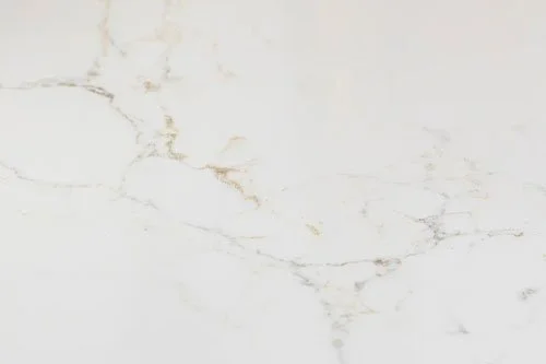  Hanstone Antello - Polished Finish - 3cm 
A soft white surface with delicate grey and gold veining, blending classic marble elegance with modern sophistication for a timeless, refined look.