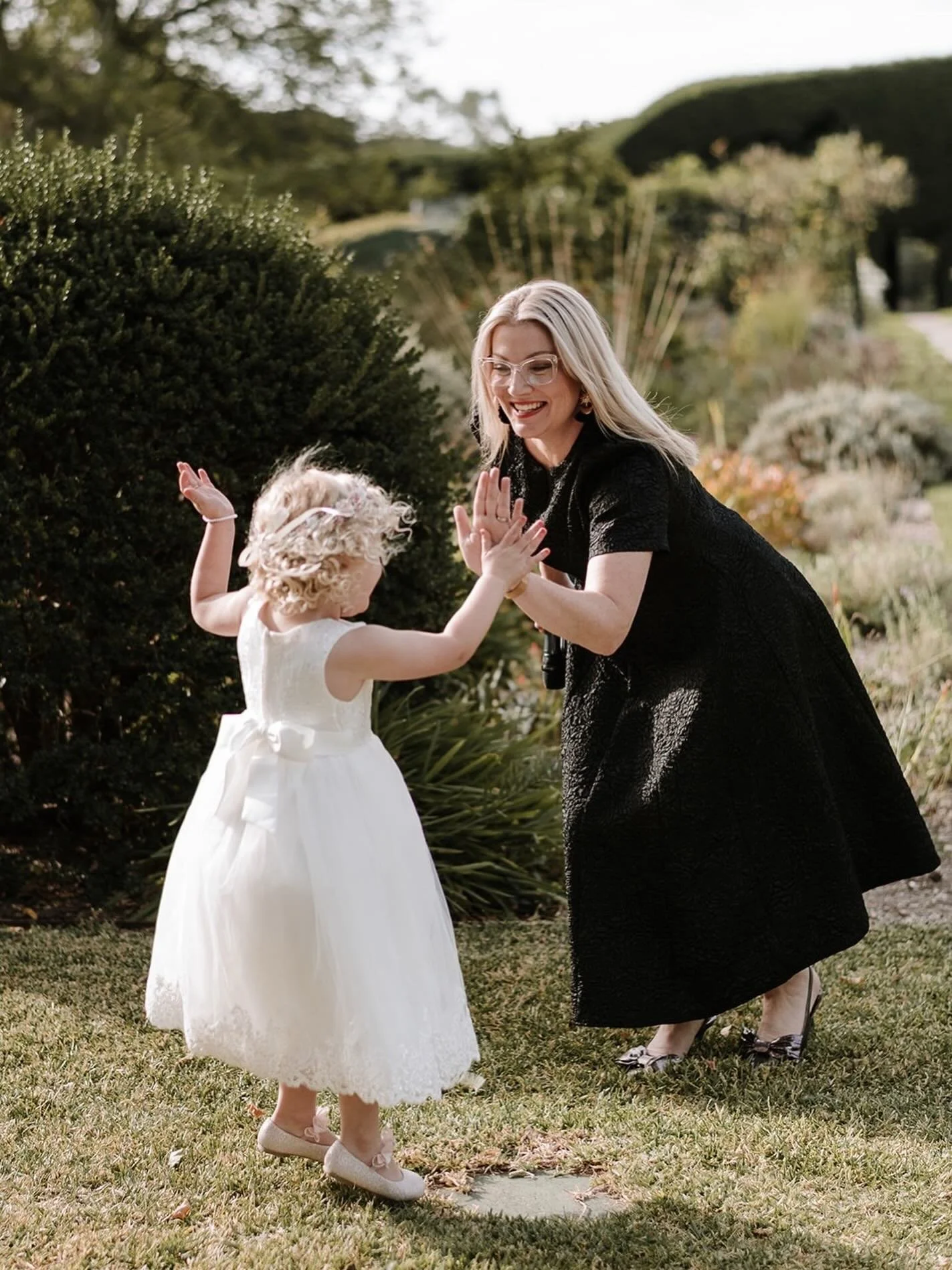 High fives are always a winner! Especially when you&rsquo;re 5 and about to walk down the aisle! 

I was greeting Ashlea and her wedding party before their aisle walk and Mila came bounding over to me, excited to tell me that she was the flower girl!