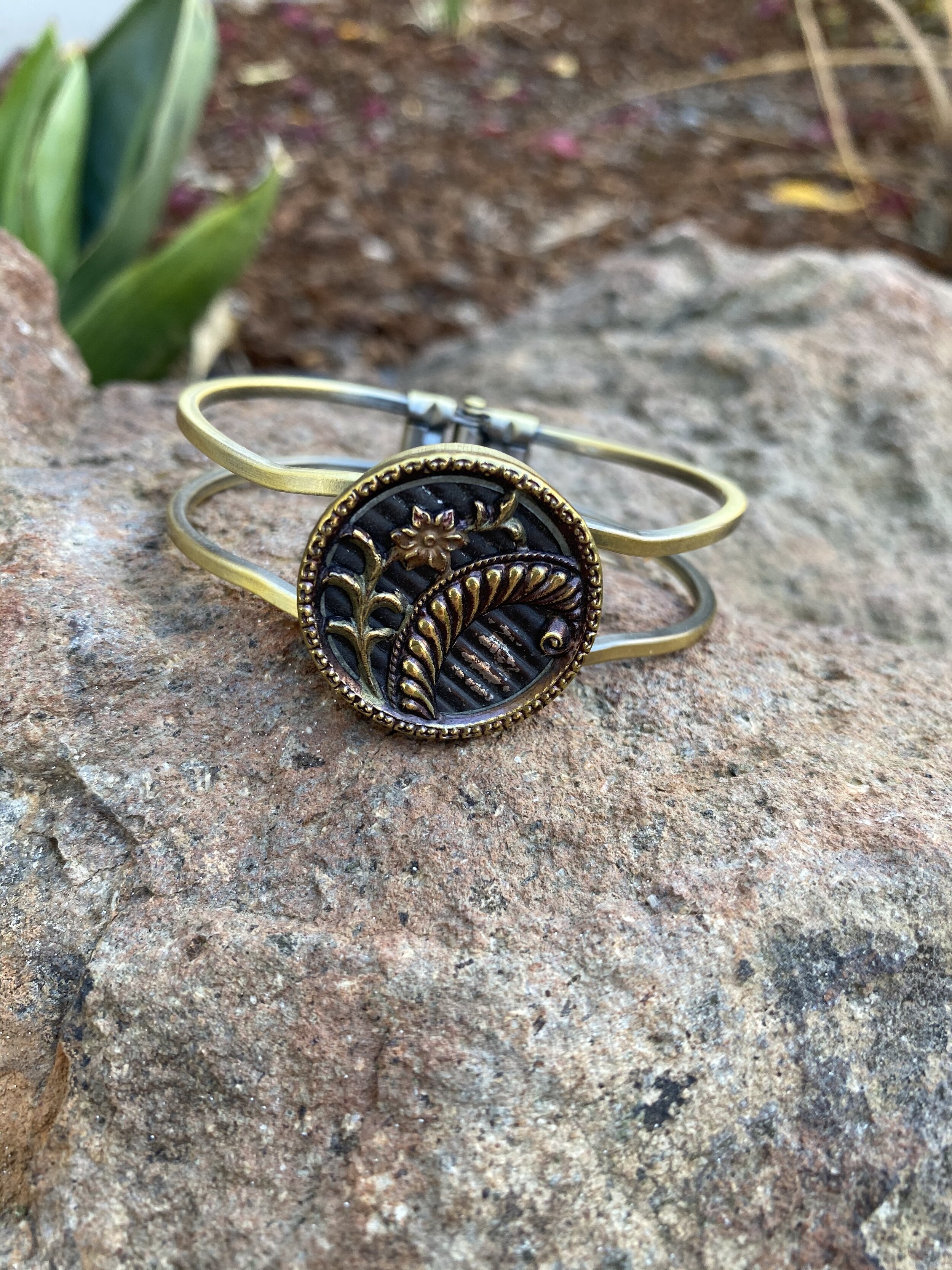 victoriantintflowerbuttonbracelet1.jpg