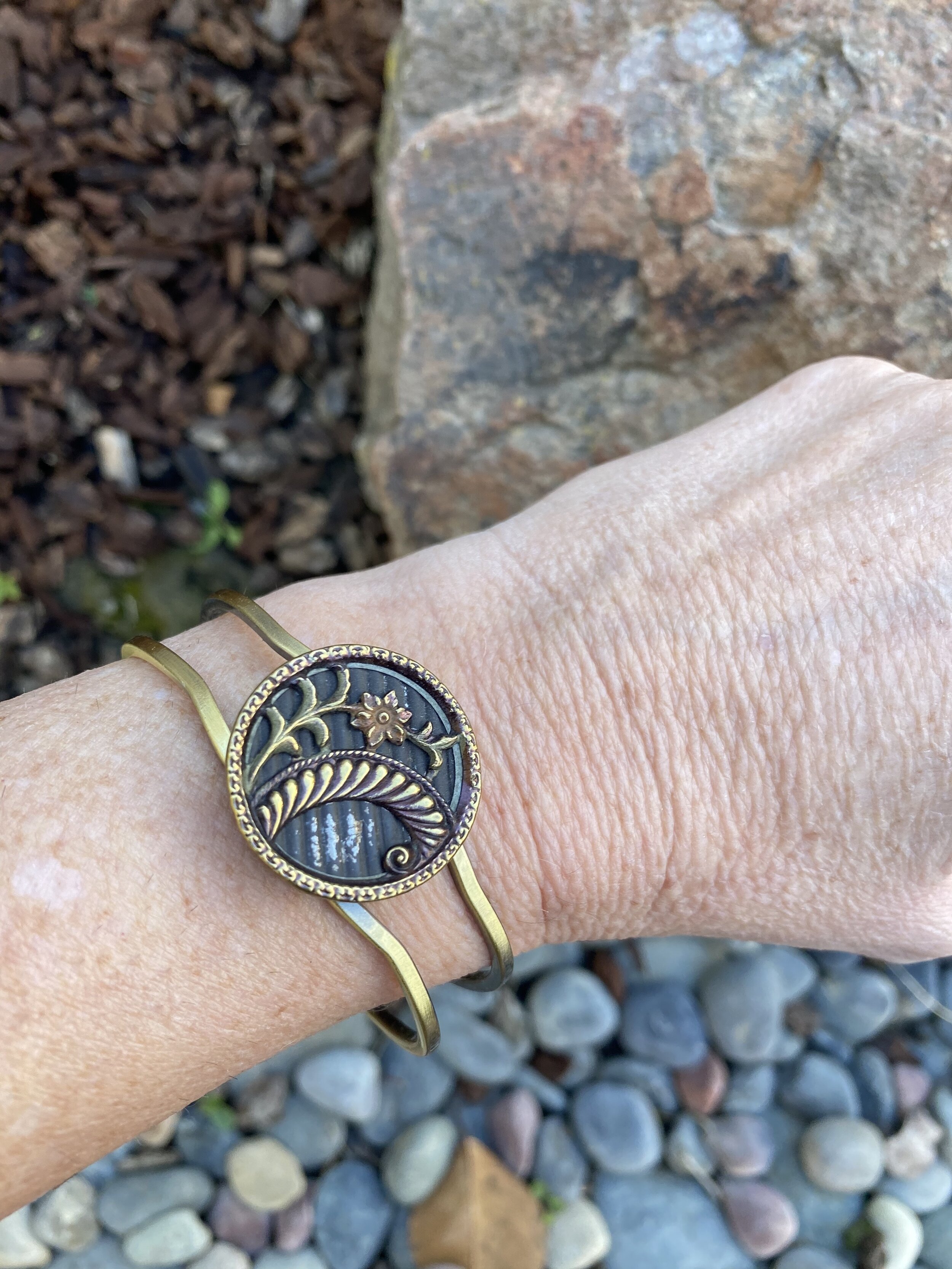 victoriantintflowerbuttonbracelet2.jpg