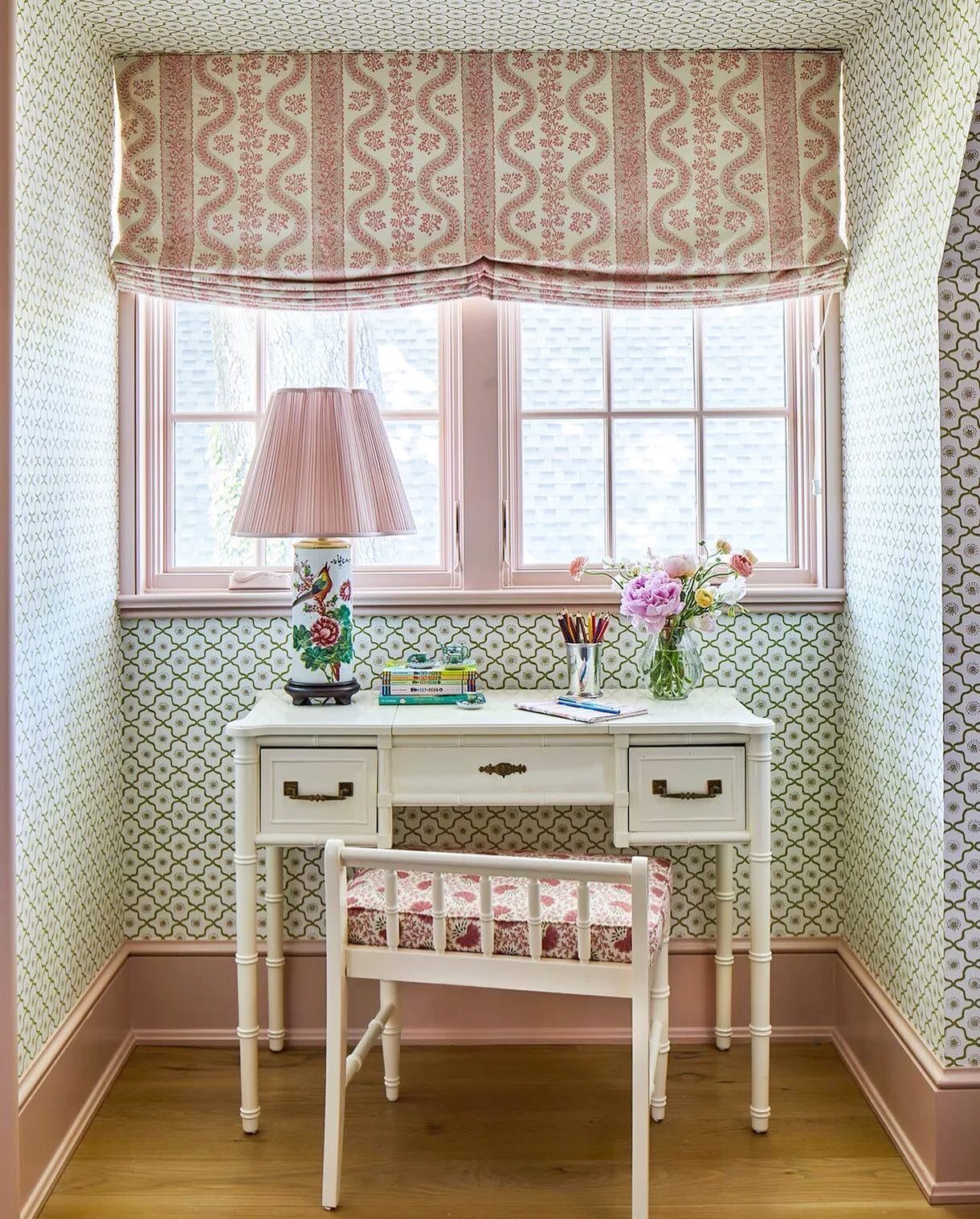 This extra special little girl&rsquo;s bedroom nook in @janiejones1207 home as featured in @verandamag May/June 2022 issue.

📷 @laureywglenn