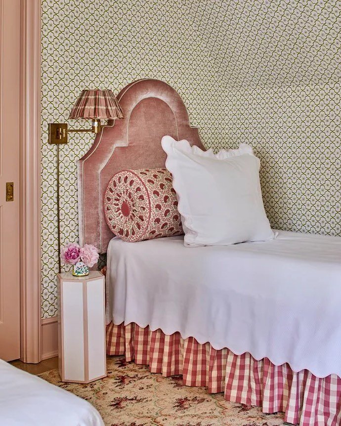 The sweetest bedroom in @janiejones1207 home from @verandamag May/June 22 issue. 

📷 by @laureywglenn