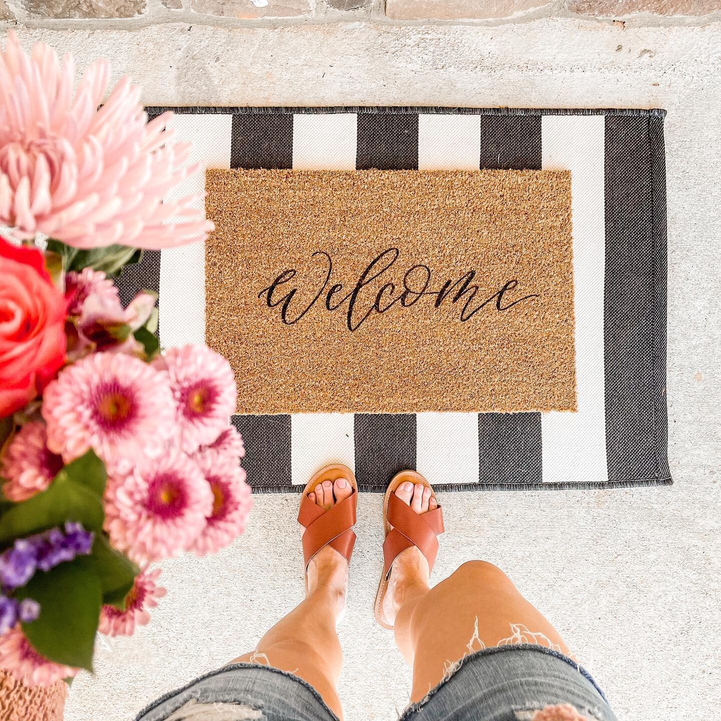 who else loves a spring refresh? 💐 

grab my hand lettered &ldquo;welcome&rdquo; SVG in Etsy &amp; check out the blog to see how easy and fun this DIY is! ✨ 

fun fact: you can always use the welcome design on a wedding sign or wood sign on a door! 