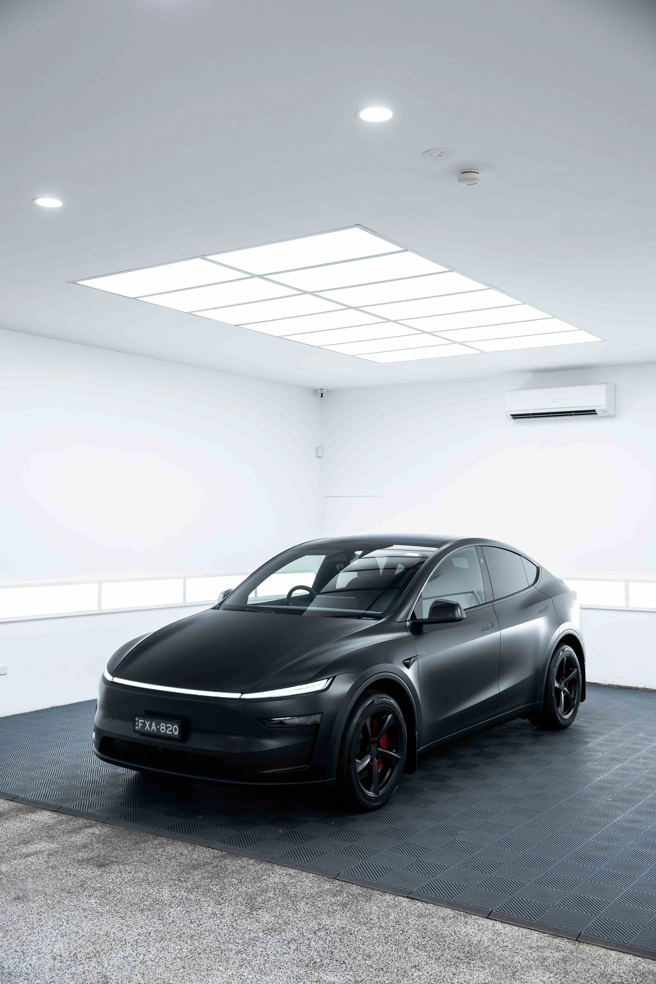 Tesla (Black)