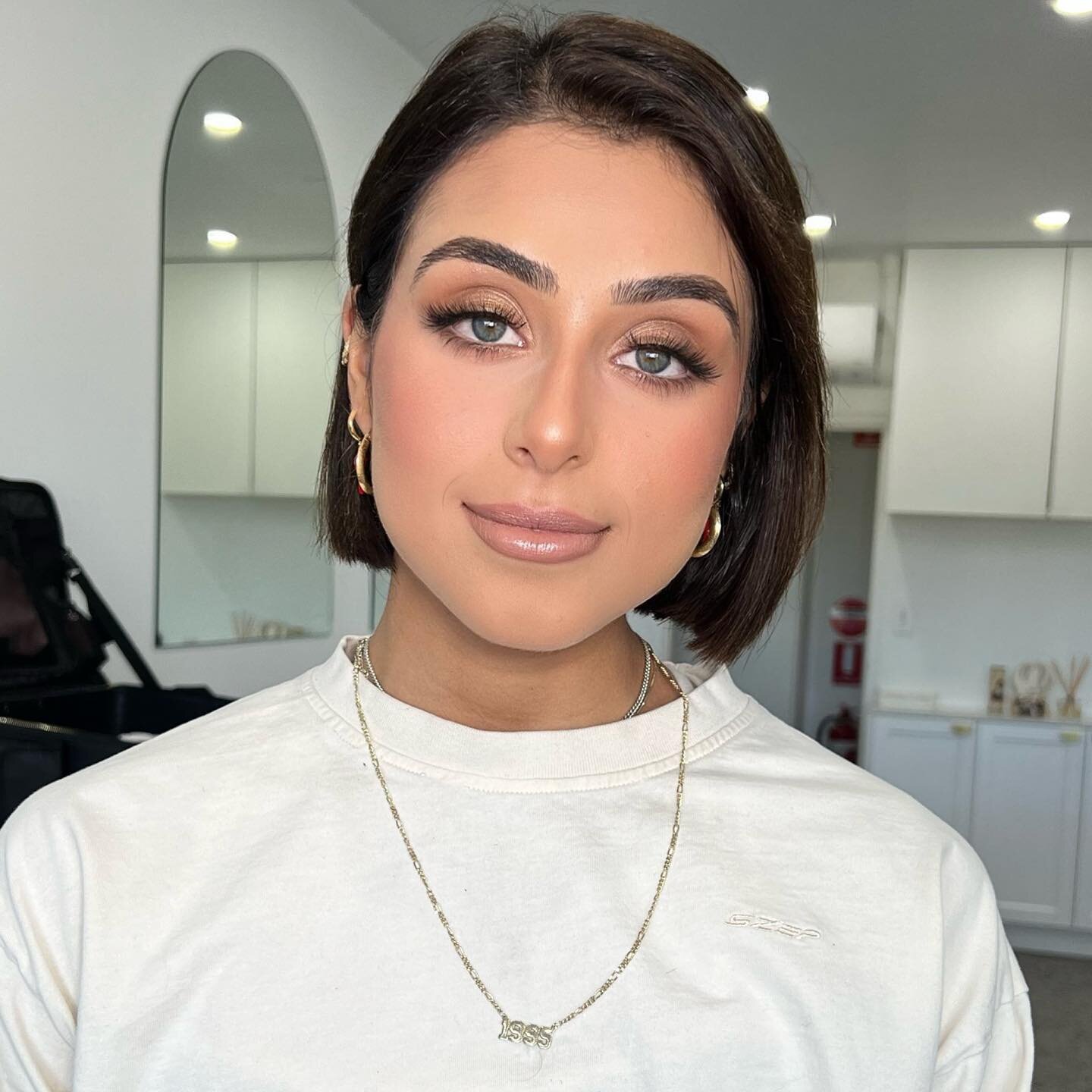 Soft glam is timeless for any makeup event ! It strikes the perfect balance between natural beauty and a touch of elegance.

Who agrees?
Let me know in the comments below!

Key Makeup Products:
@_ahcosmetics brushes 
@danessamyricksbeauty 
Beauty Oil