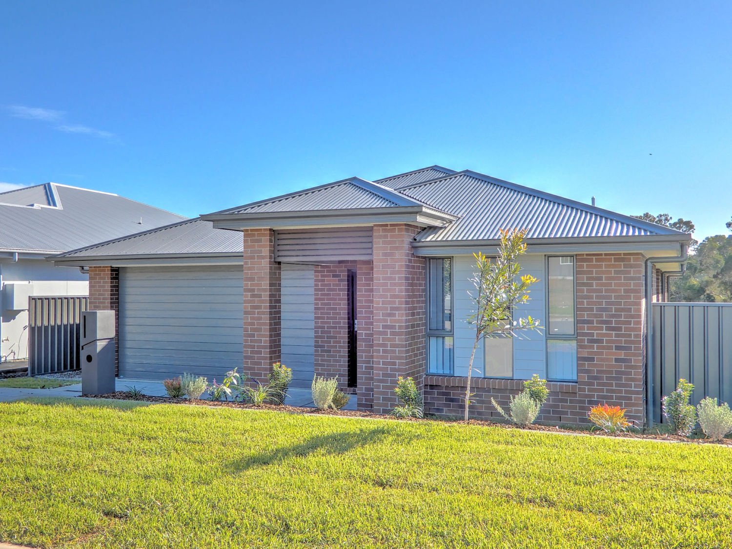 Sigle storey brick home with grey garage door_Carnelian Projects.jpg