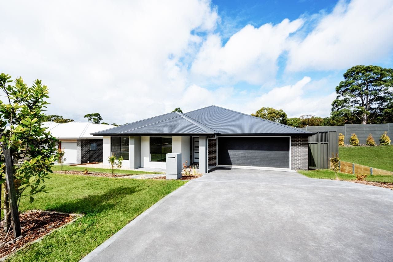 White and gret house facade with grey driveway_Carnelian Projects.jpg