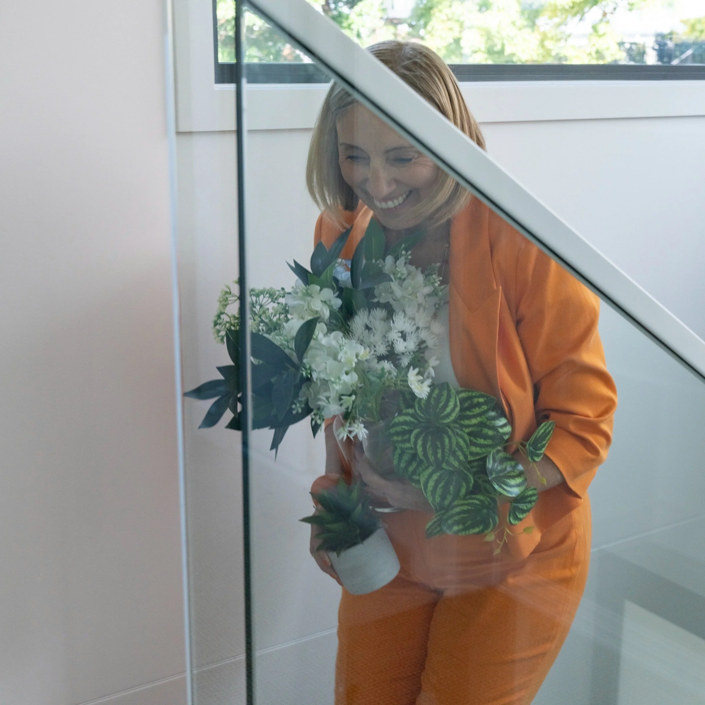 Action Shot!! taken by the wonderful @trish_evans_photography 

This was a recent photoshoot in one of my clients' townhouses...I love adding in a little bit of styling for the photos...and as you can see I brought the whole greenery up the stairs!!
