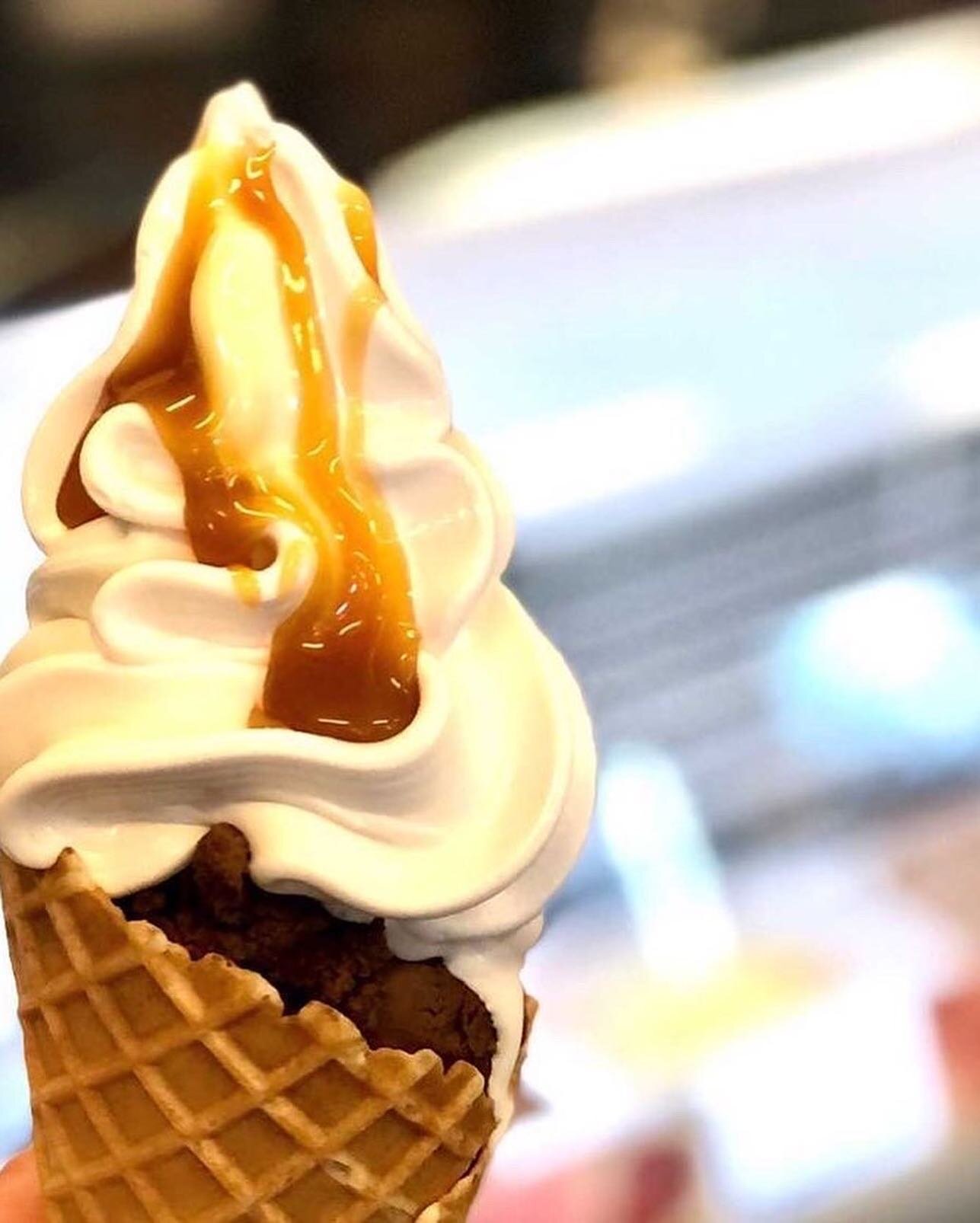 Sommarv&auml;rmen h&auml;nger kvar -
Mjukglassen och kulglassen likas&aring; 🤩☀️
V&auml;lkomna in och njut av glass i stora lass 😍🍦
