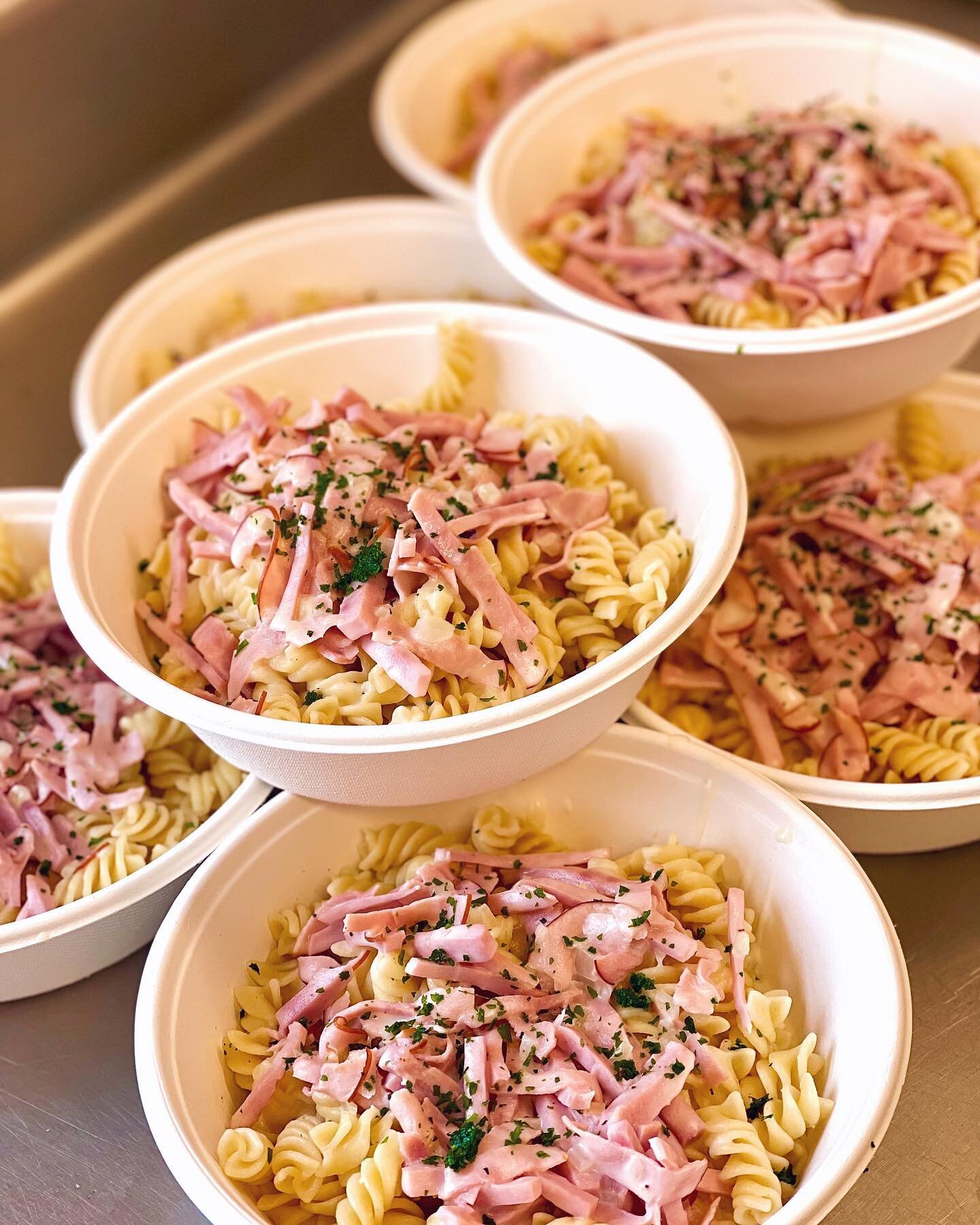 Lunchtime! 🛎 
Idag i v&aring;r monter - pasta med ost &amp; skinks&aring;s , en god klassiker 😍👌🏻

Sitt h&auml;r eller take away! 
V&auml;lkomna!