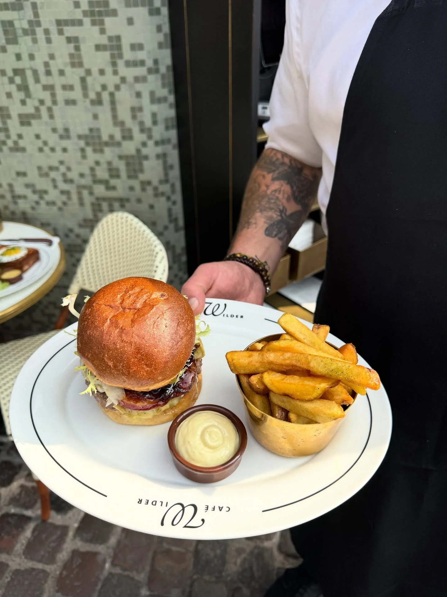 Not your average burger 🍔
Wilders efterhånden ikoniske burger er med bøf af økologisk oksekød, racletteost, ventréche bacon, løg confit, surkål, cornichons & sauce chorin✨ Og så serveres den