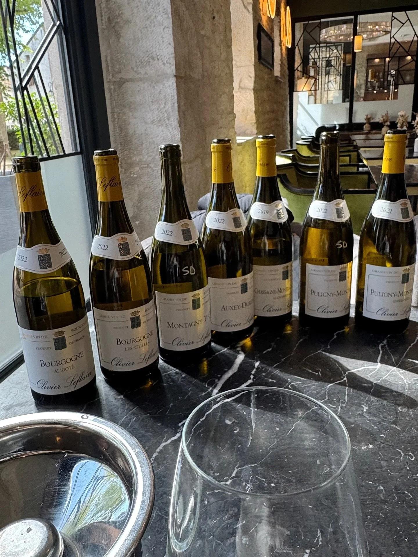 Vi har sendt Henrik en tur til Bourgogne for at besøge nogle af de vinproducenter, der er repræsenteret på vores vinkort 🍇🇫🇷
(Det er hårdt arbejde at være restauratør 😁)
På turen har han blandt andet