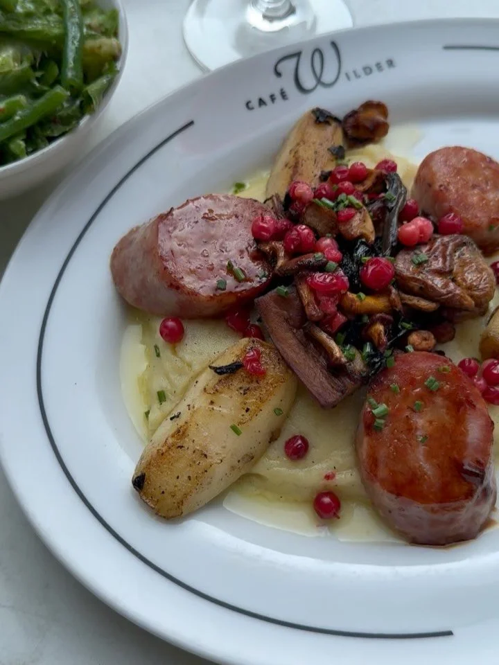 ✨ Nyhed på frokostkortet ✨
En klassiker fra Jura-bjergene: Saucisse de Morteau 🇫🇷
Retten består af grillet Morteau-pølse serveret med vilde svampe, sprøde æbler og cremet kartoffelmos🍄‍🟫 Toppet med syrlige ty
