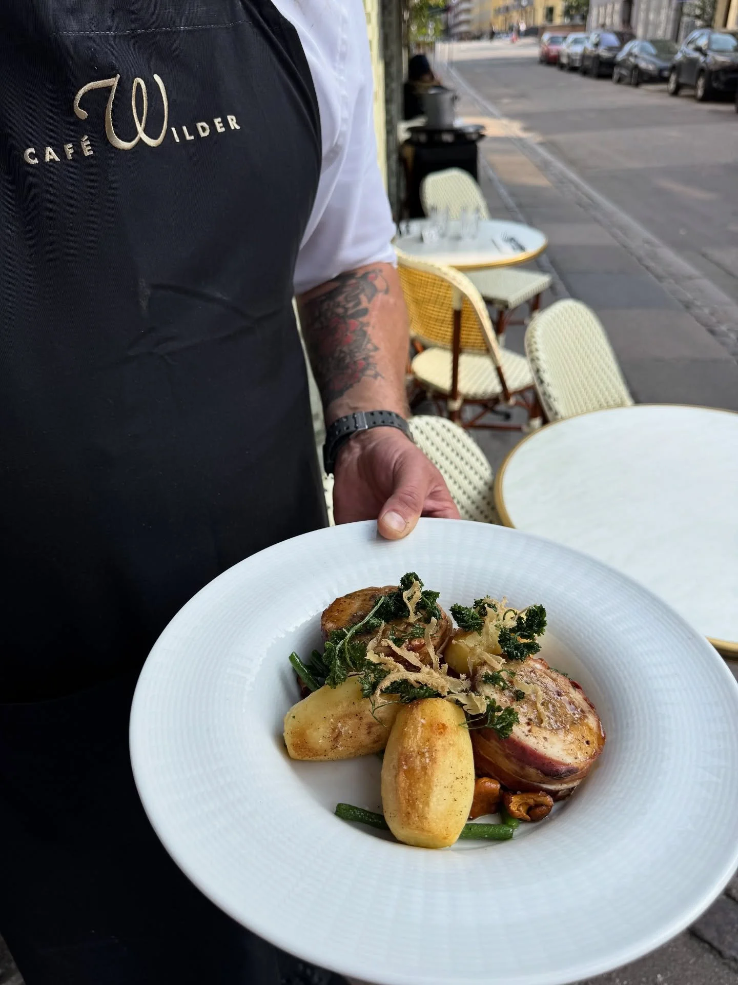 Spiser vi egentlig ikke alt for lidt kanin i Danmark i forhold til hvor vidunderligt det smager… 🍴🍷
Det kan du gøre noget ved allerede i weekenden, vi har nemlig en nyhed på kortet✨Ballotine af kanin serveret med kantareller, h