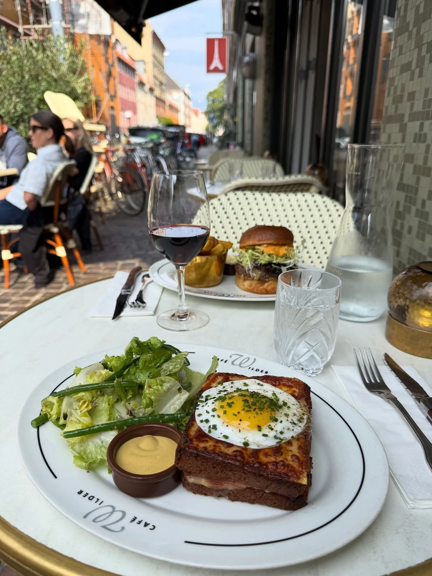 ✨Klassikeren fra Paris serveret i København✨
Vores Croque Madame med sprød brioche, cremet béchamelsauce, kogt skinke fra Pierre Sajous, smeltet racletteost og spejlæg på toppen – ren fransk forkælelse🥂?