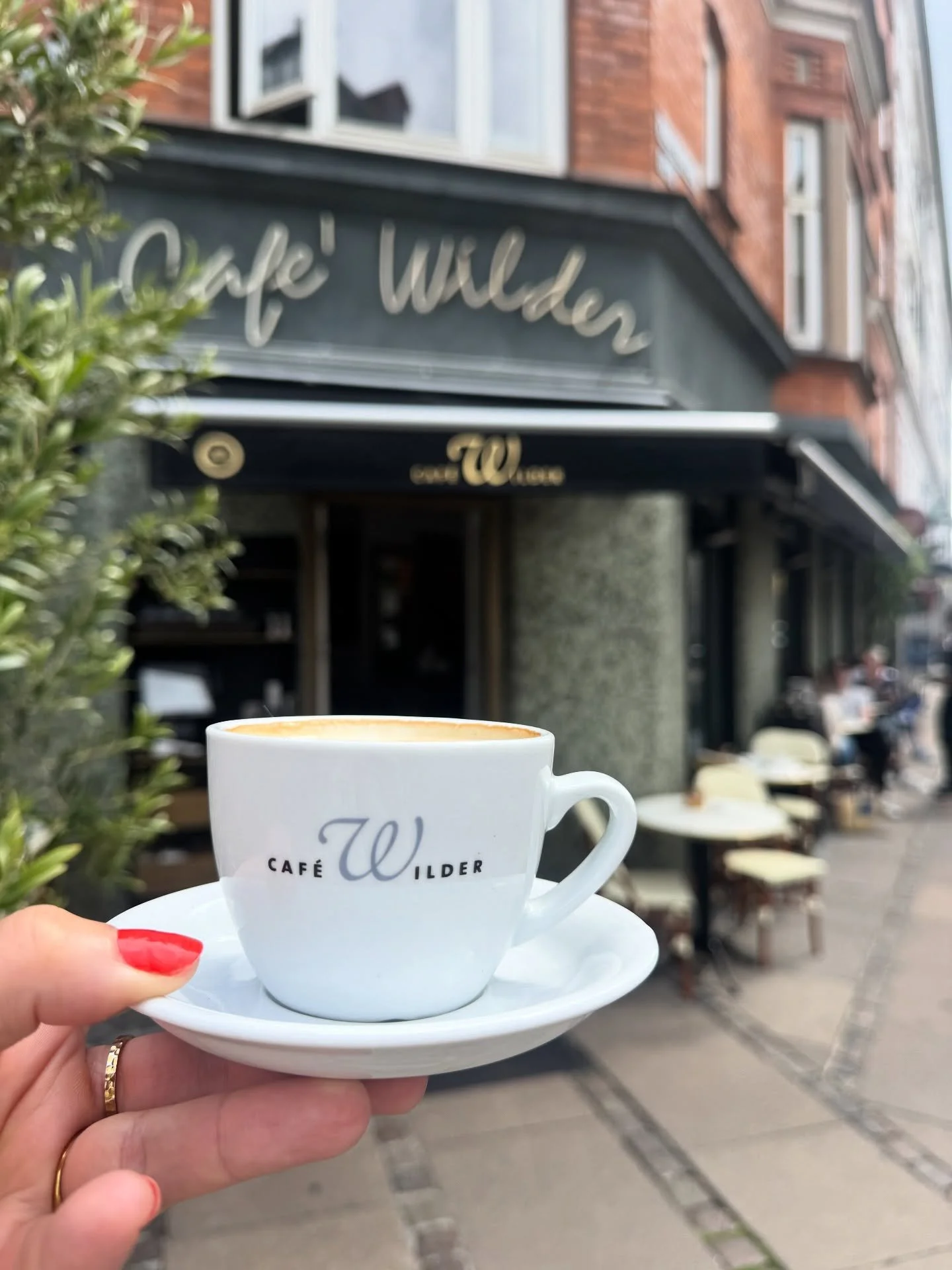 Bonjour Christianshavn ✨
Duften af friskbagt Wilder-surdejsbrød i ovnen blandet med den nybryggede kaffe - denne uge tegner allerede helt perfekt ☕️👏🏼
Vi ses!
#cafewilder #restaurant #christianshavn #copenhagenfoodguide #madelsker