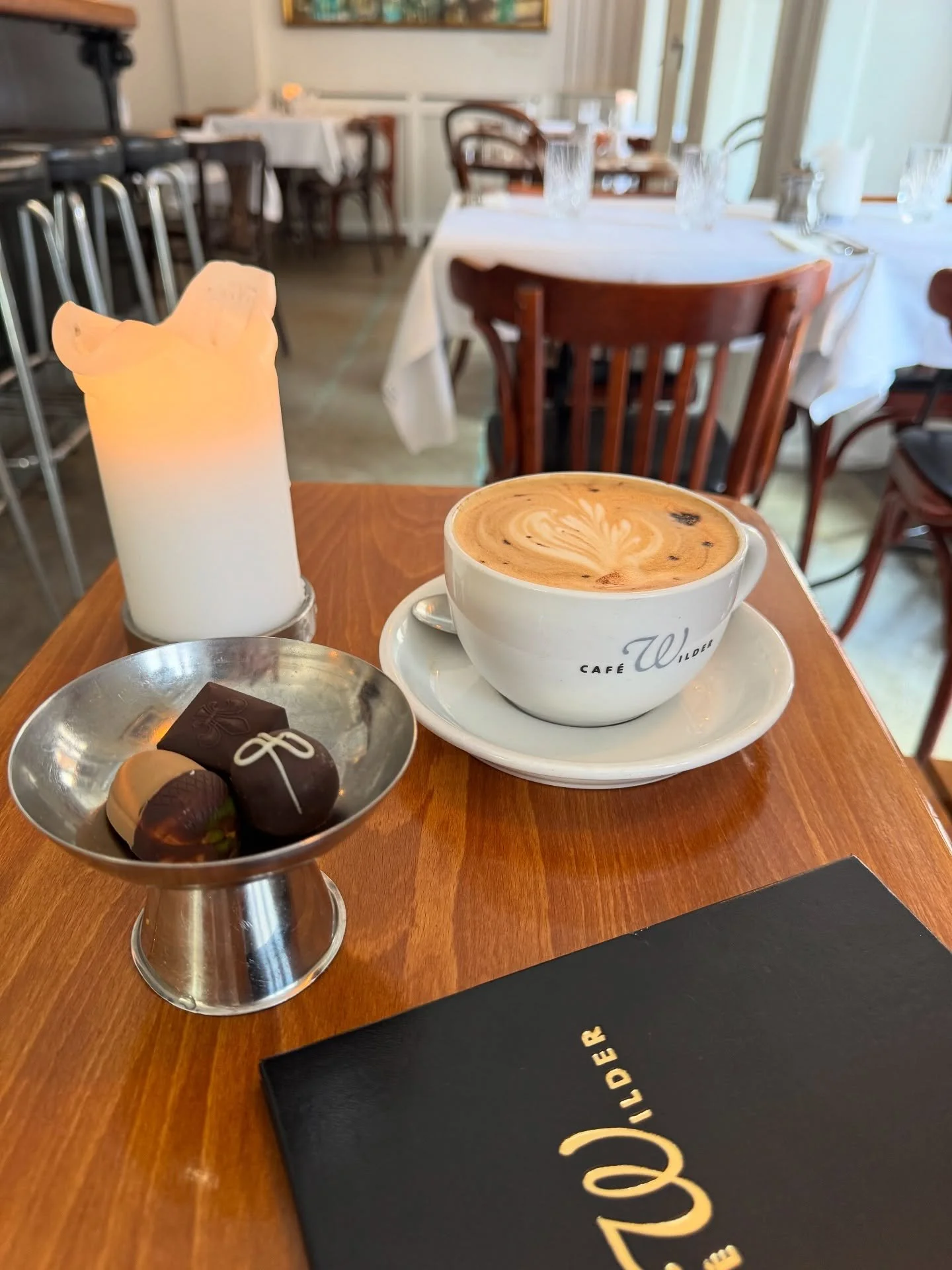 Det kan nu også noget det der efterår 🍂 ☕️
- især når det er cappuccino og håndlavet chokolade lokalt fra Christianshavn.
#cafewilder #confecturecopenhagen #restaurant #christianshavn #copenhagenfood #chokolade