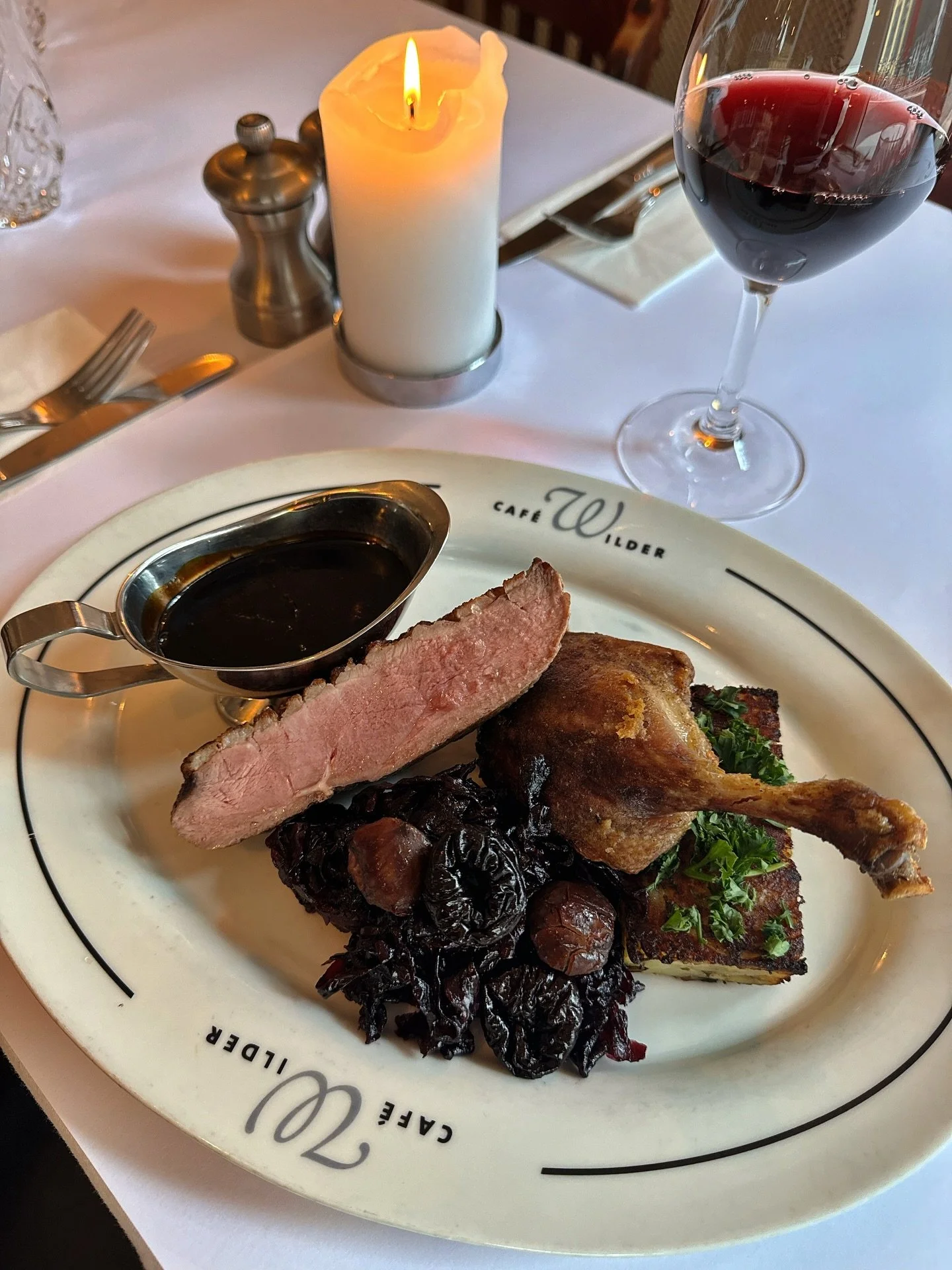 MORTENSAFTEN PÅ CAFE WILDER 🦆🍷
Det er nu, du skal bestille dit bord, hvis du skal være med til at fejre mortensaften på Cafe Wilder mandag den 10. november🍴
✨AFTENENS MENU✨
AMUSE BOUCHE
(overraskelse - appetizer)
PLAT PRINCIP