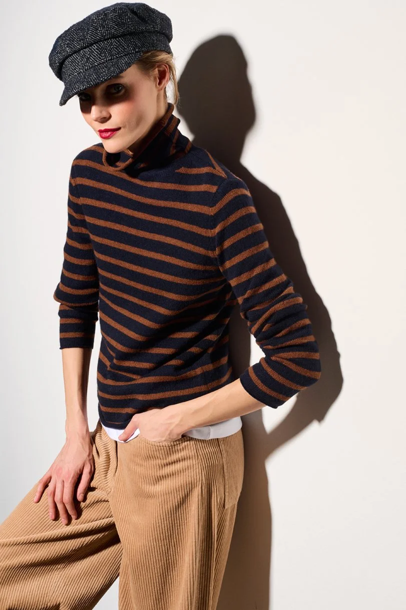 BE CHARMING navy-leather brown front side.jpg