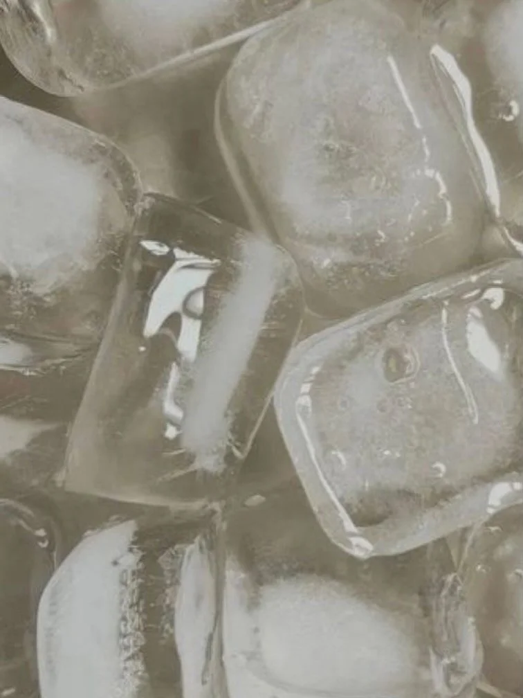 Iced coffee in hand, dressed in quiet luxury.
Understated, effortless, timeless.
_____________________

A newsletter is on your mailbox