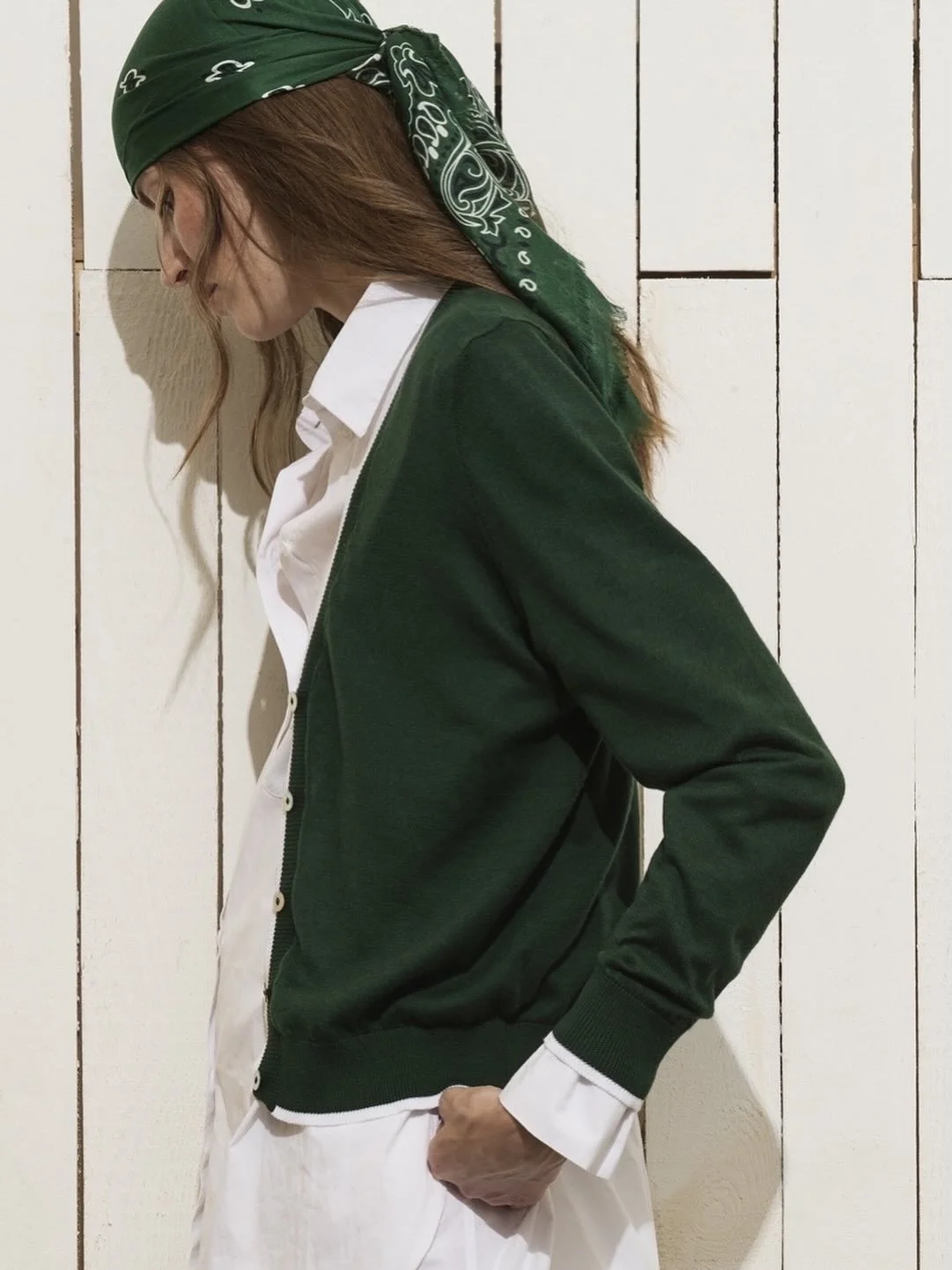 A lightweight cotton &amp; cashmere cardigan designed for in-between seasons &mdash; when the air is still fresh but the days feel brighter.
Soft, breathable, and easy to wear over a crisp shirt or directly on the skin.
⠀⠀⠀⠀⠀⠀⠀⠀⠀
#beyougerdinealasio