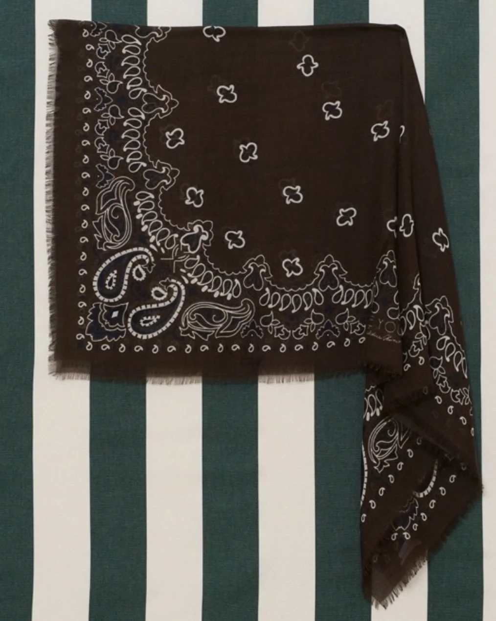 Soft, versatile and effortlessly cool.
⠀⠀⠀⠀⠀⠀⠀⠀⠀
This 140x140 bandana-print scarf in modal and cashmere is designed to move with you through the season.
Light enough to wear as a scarf on fresh spring mornings, yet perfect as a pareo when the sun get