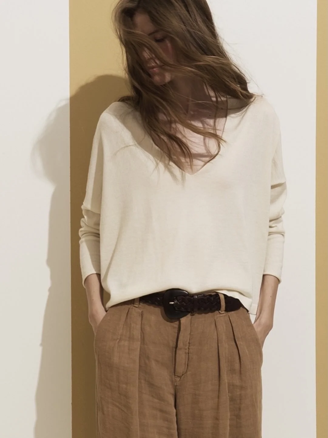 Soft. Versatile. Naturally chic.
__________________________
⠀⠀⠀⠀⠀⠀⠀⠀⠀
Lightweight and refined, this cashmere and silk sweater blends softness with understated sophistication. Perfect for relaxed daytime styling, yet elevated enough for an effortless 