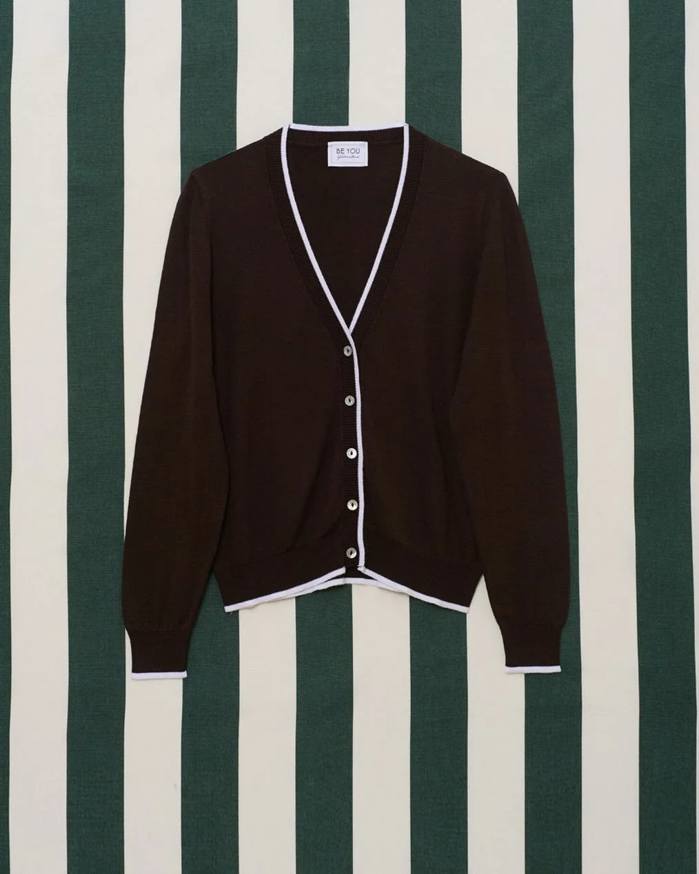 Quiet elegance, timeless comfort.
Our lightweight knit cardigan with contrast piping is the perfect balance of sophistication and effortless style&mdash;made to elevate every look, from day to night.
__________________
⠀⠀⠀⠀⠀⠀⠀⠀⠀
#beyougeraldinealasio