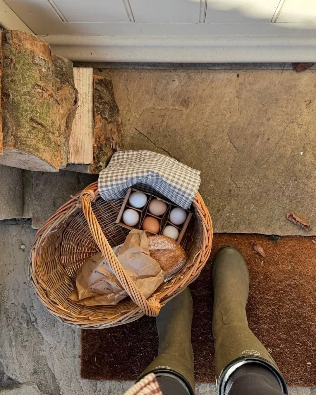A weekend in the Cotswolds. 
Mornings that begin at the doorstep, baskets filled and boots ready for the day ahead.

Fresh bread, farm eggs, long walks and the quiet pleasure of a slower rhythm&mdash;the mood behind COSTWOLD FIELDS.

#beyougeraldinea