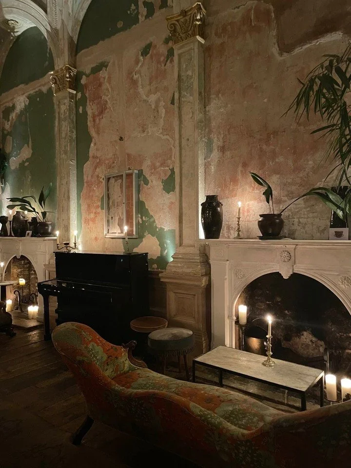 Sessions Arts Club. 
A London attitude in Be You

#beyougeraldinealasio
#lodonsociety
#fallwinter26