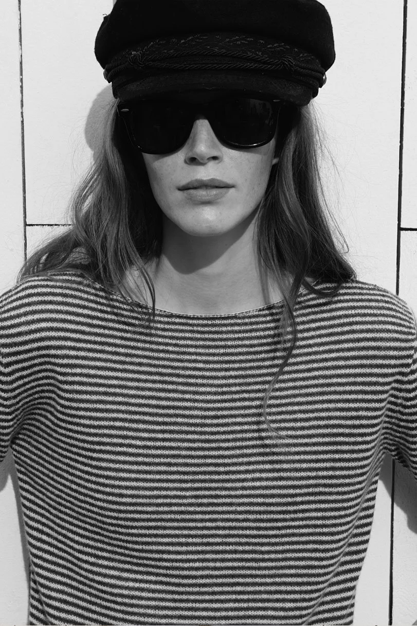 BE SMART white-green front detail b&w.jpg (Copia)