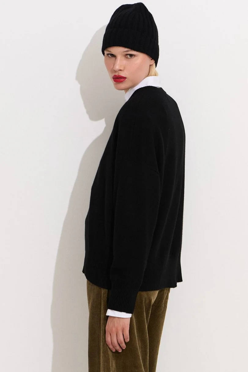 BE DISTINCT black back side.jpg