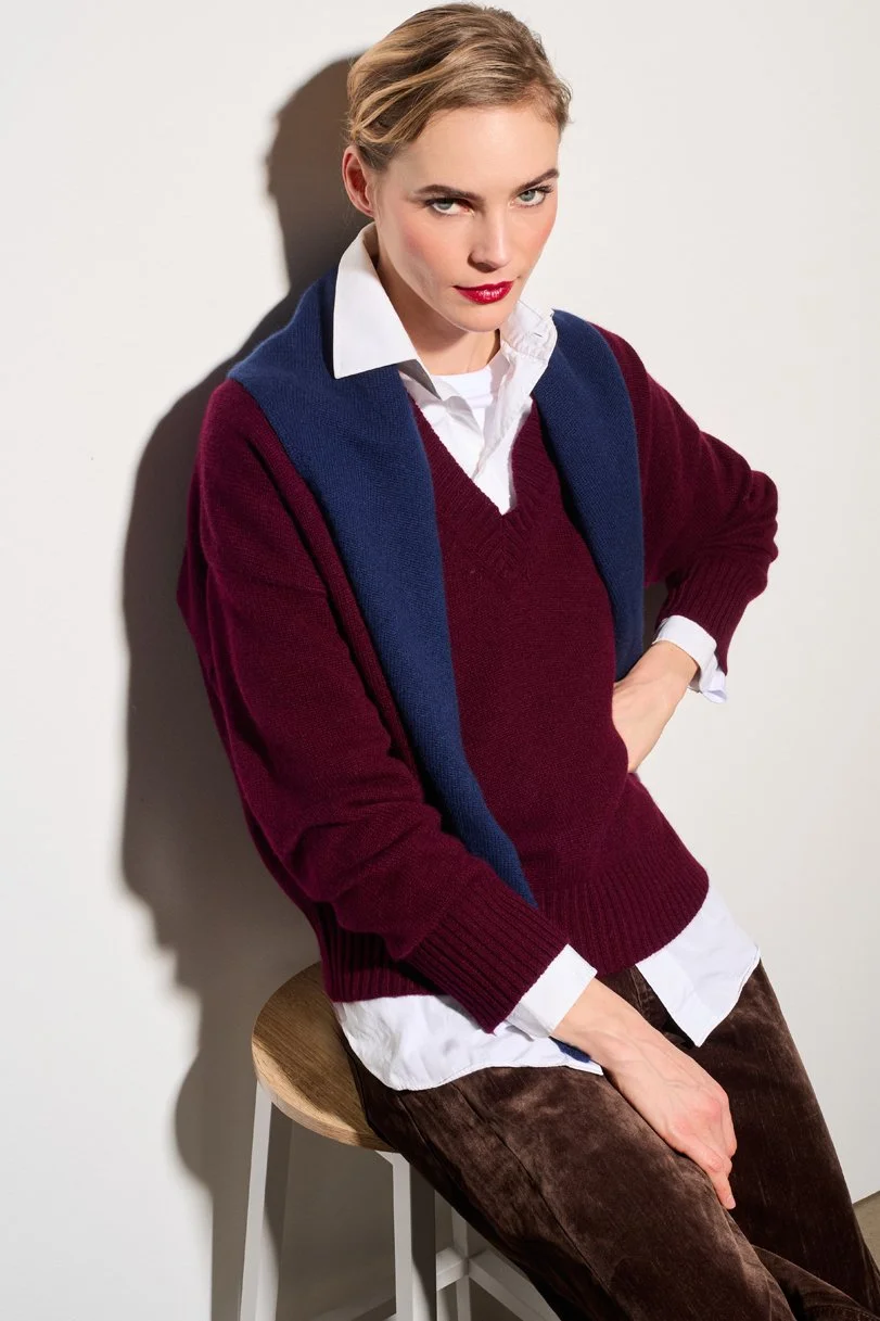 SOLID RELAXED FIT  "BE ELECTRIC" V-NECK