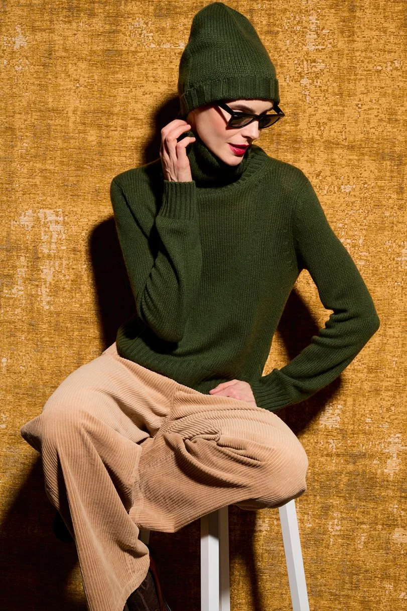 CLASSIC SOLID "BE GENEROUS" TURTLENECK
